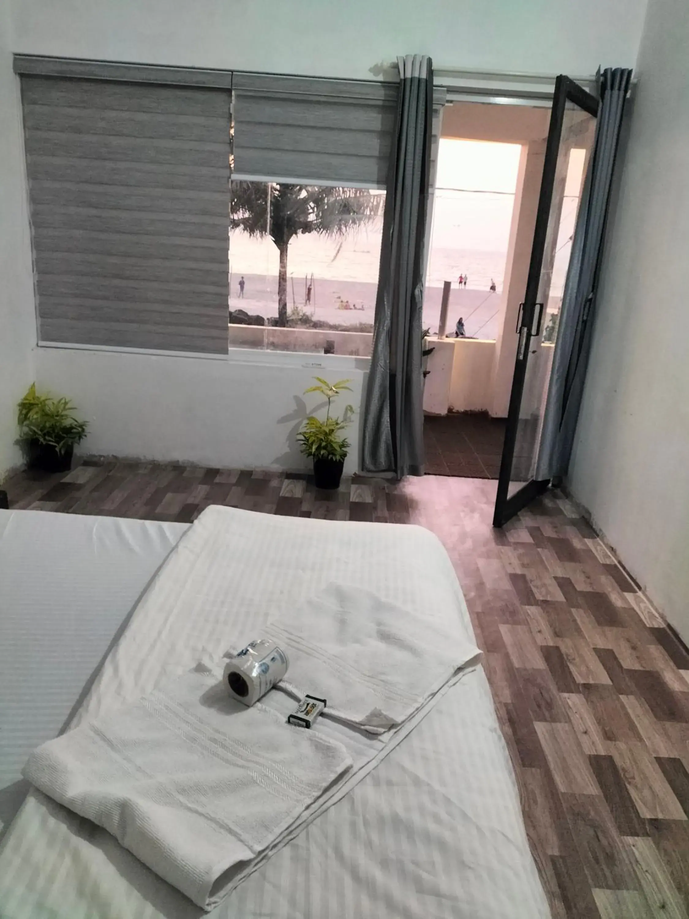 Deluxe Double Room in Funky Art Beach House Deluxe Double Room in Funky Art Beach House