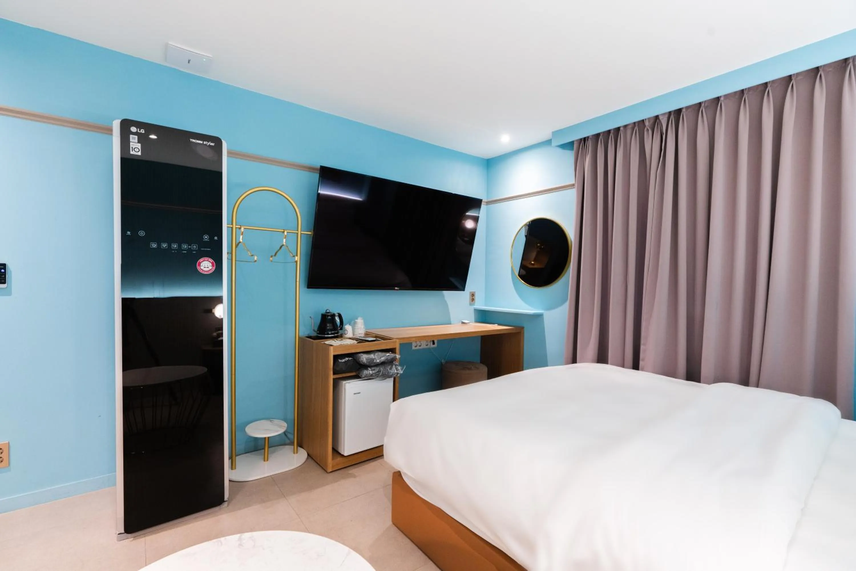 Communal lounge/ TV room, Bed in Hotel Ippda Wonju