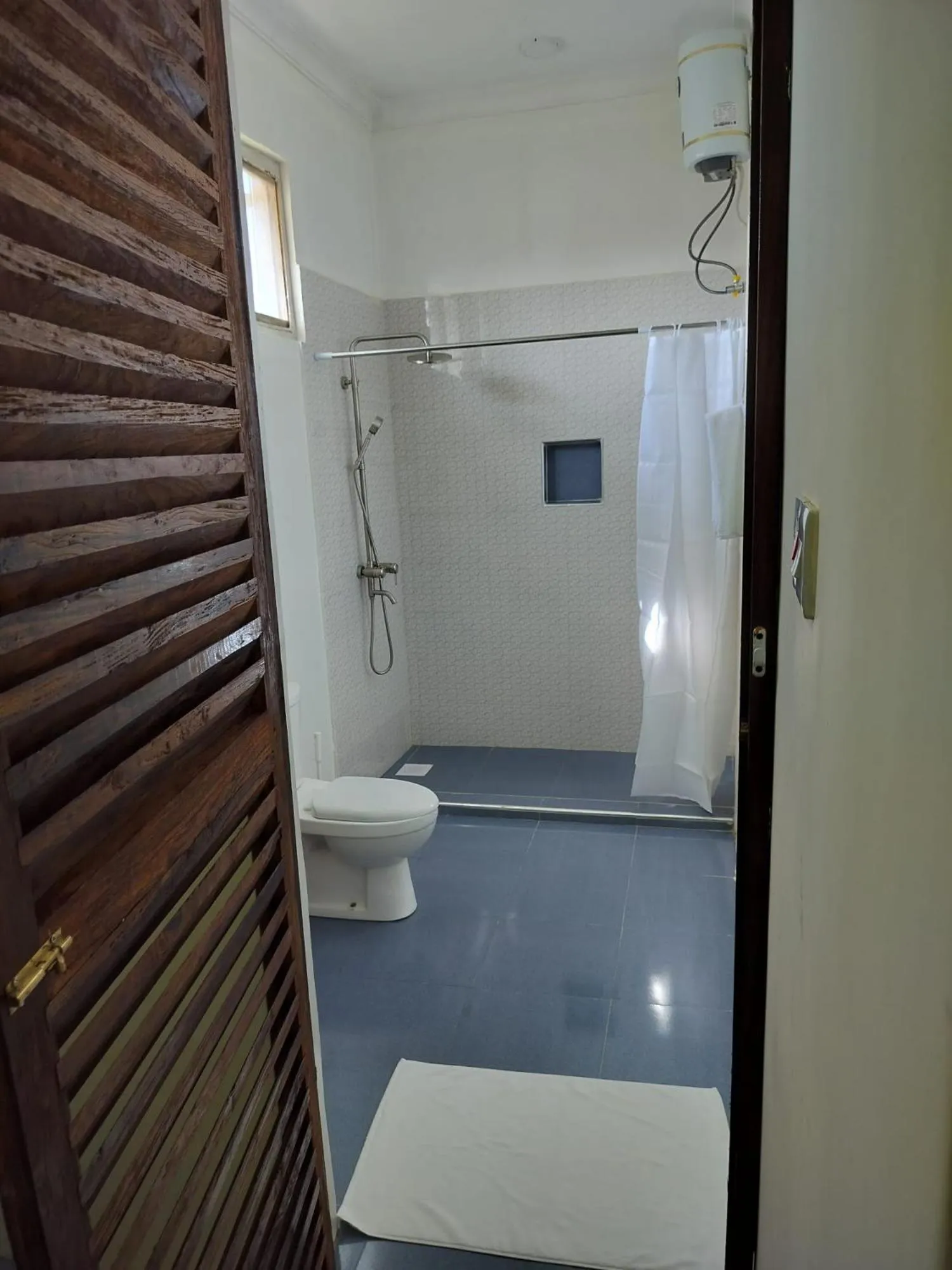 Toilet in Andy's Inn