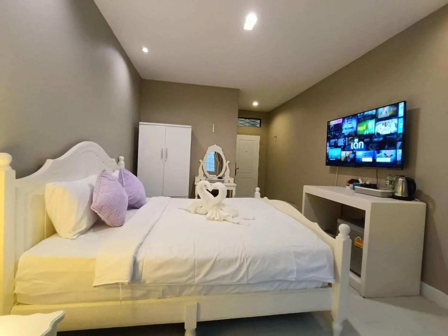 Photo of the whole room, Bed in The Guest Chang Moi Boutique Hotel