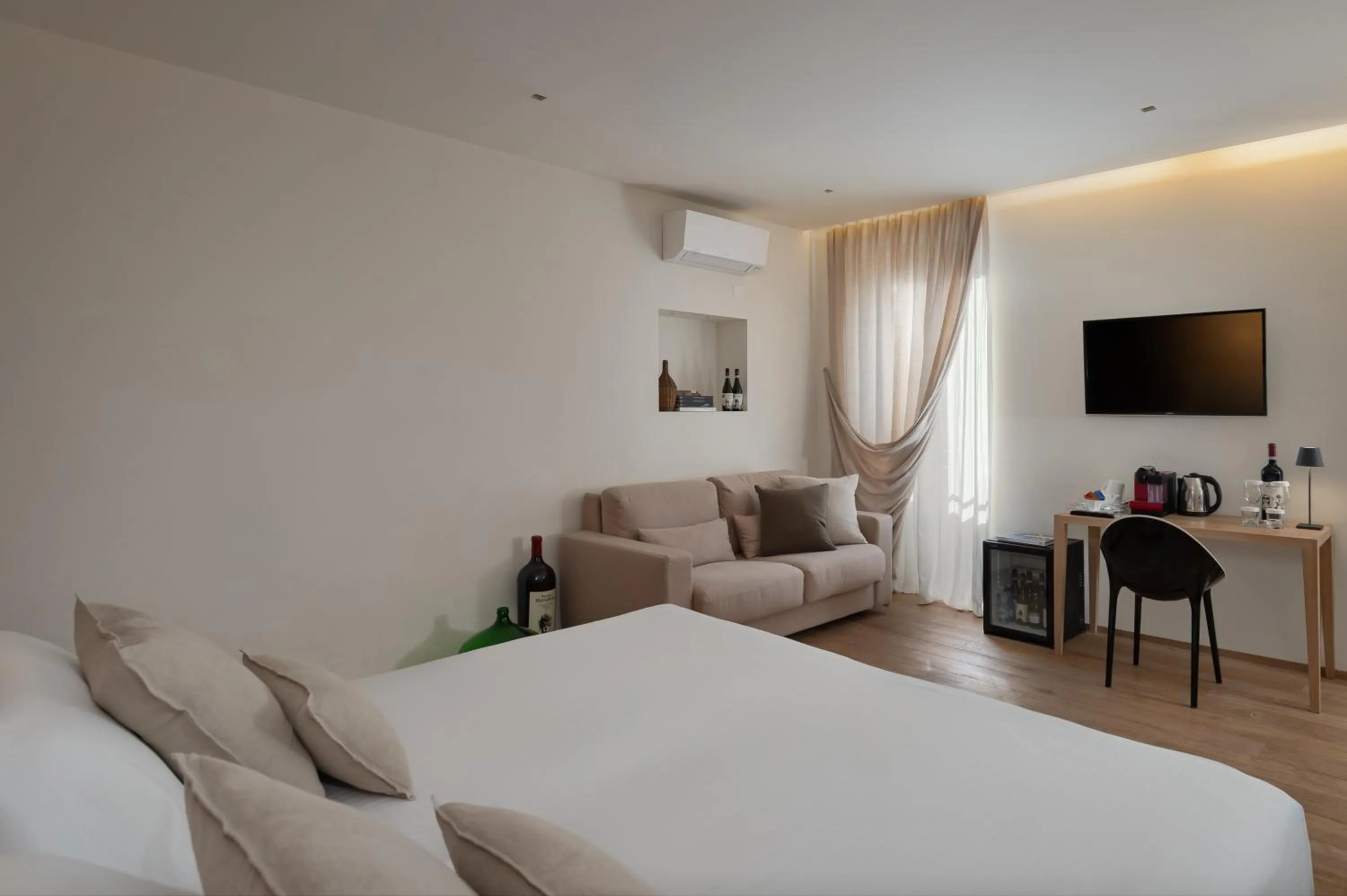 Photo of the whole room, Bed in Massimago Wine Suites