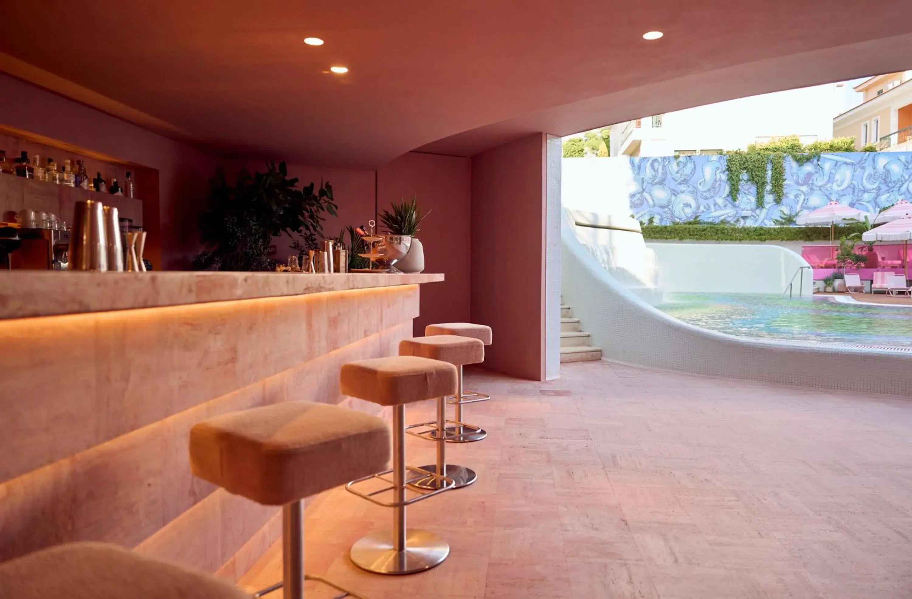 Lounge or bar in Semiramis Lounge or bar in Semiramis