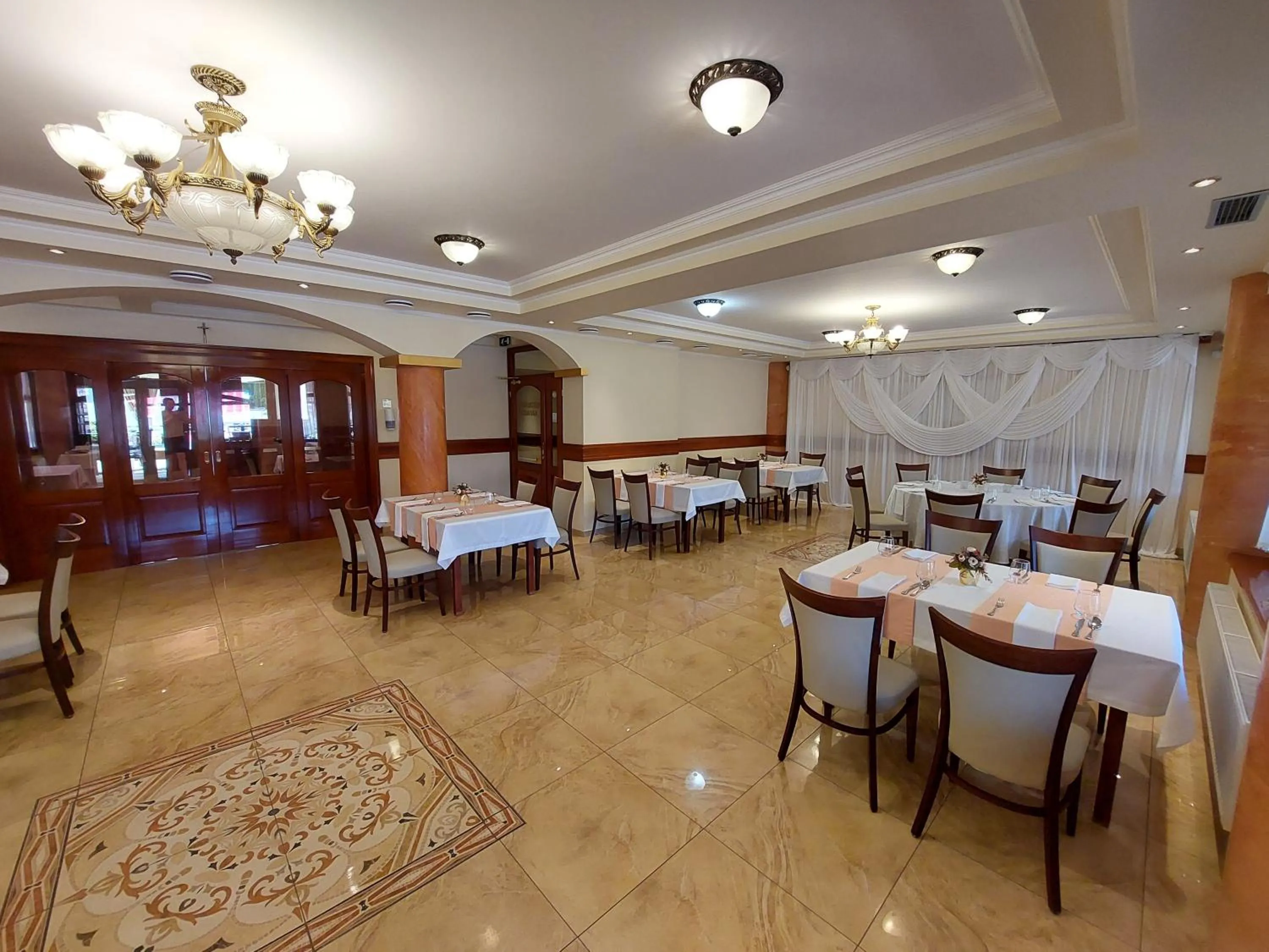 Restaurant/places to eat in Hotel Alfa