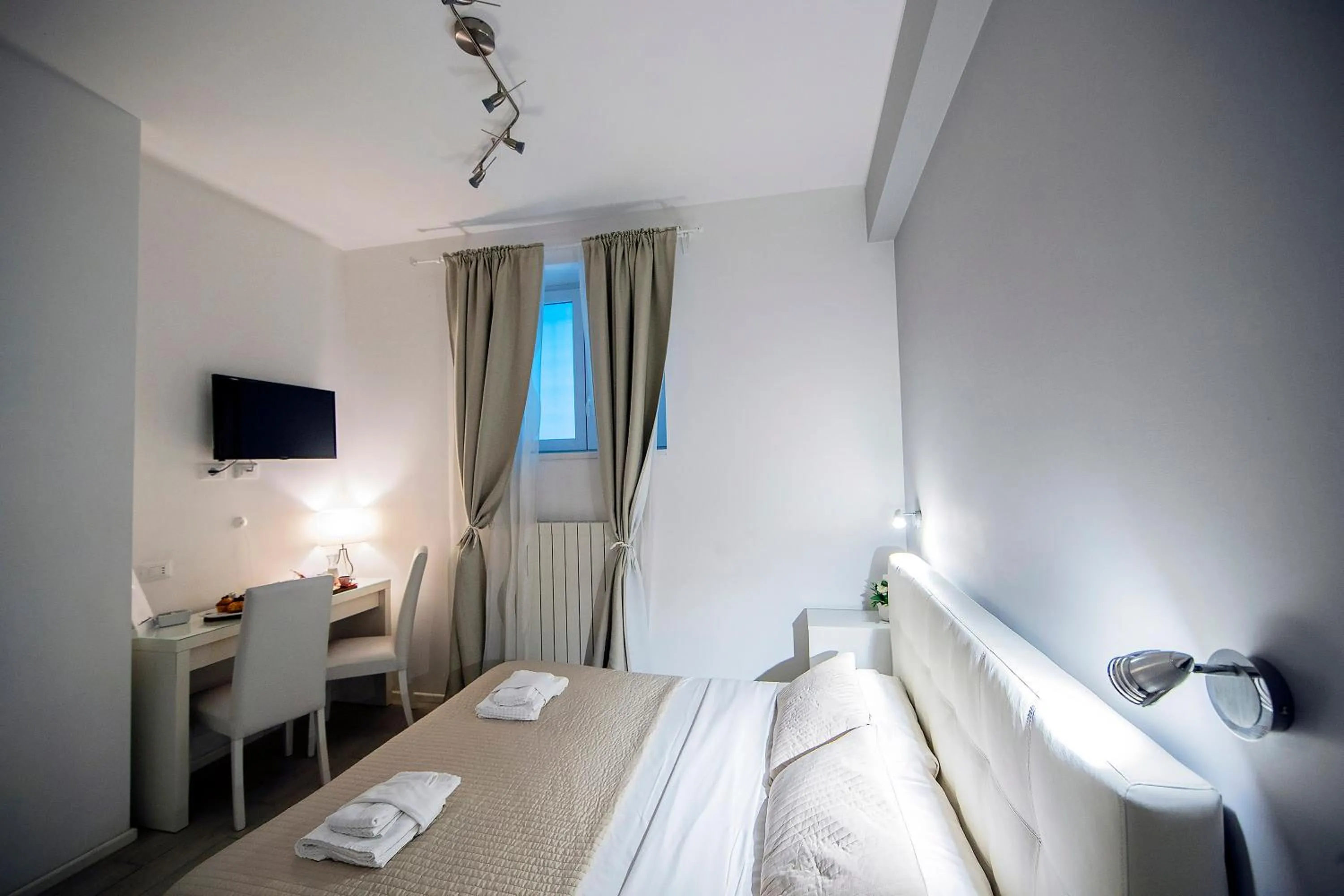 Photo of the whole room, Bed in Bella Roma Luxury Accommodation, Vatican City - Liberty Collection