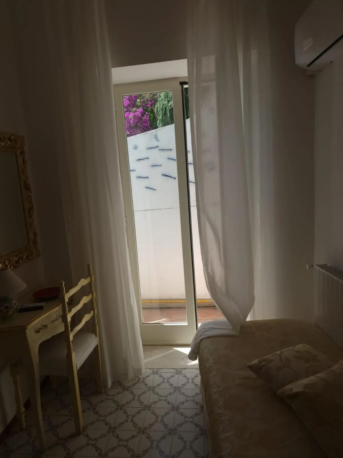 Balcony/Terrace, Bed in Hotel La Perla