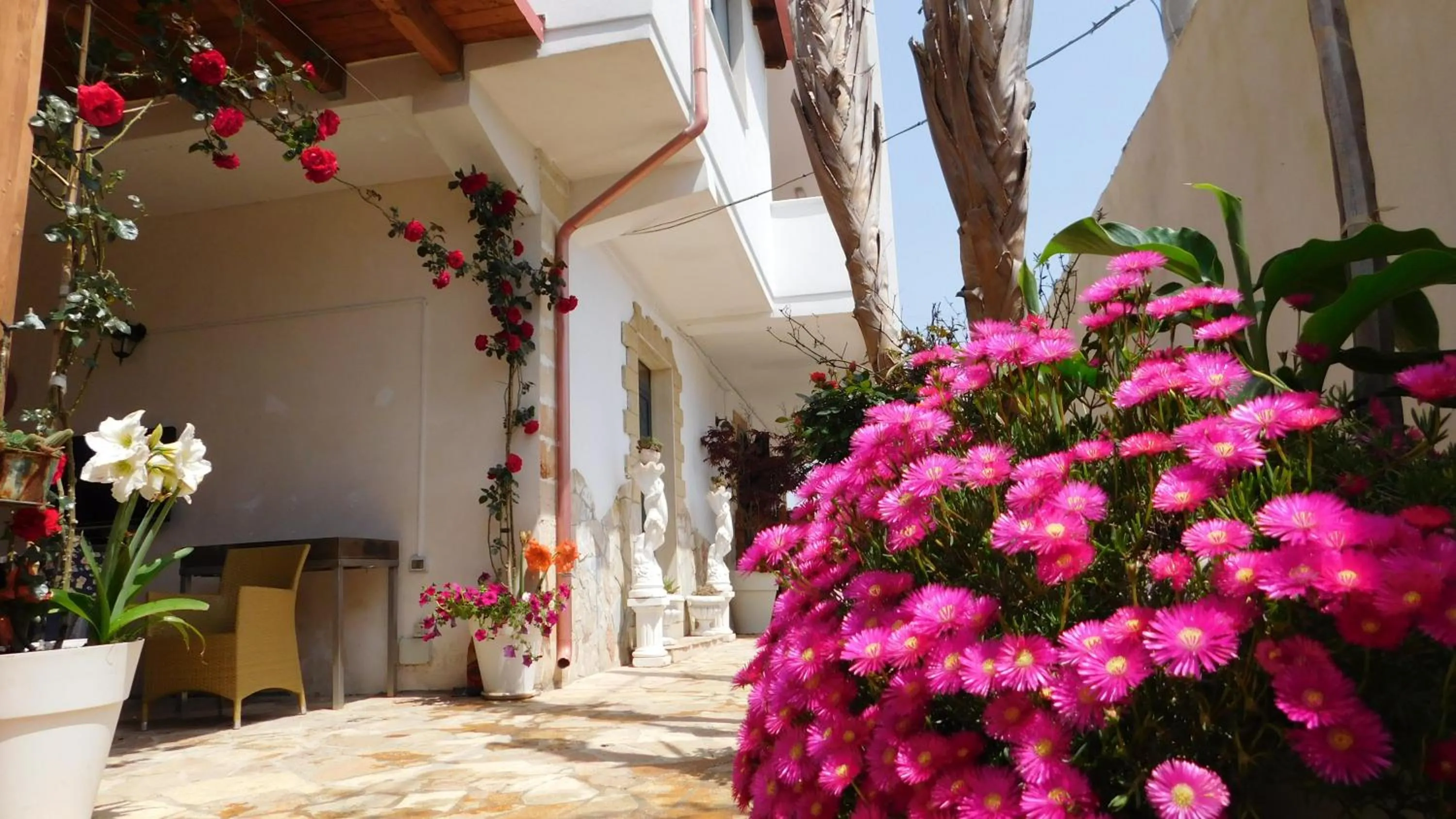 Property building in Villa Raggio di Sole parcheggio privato
