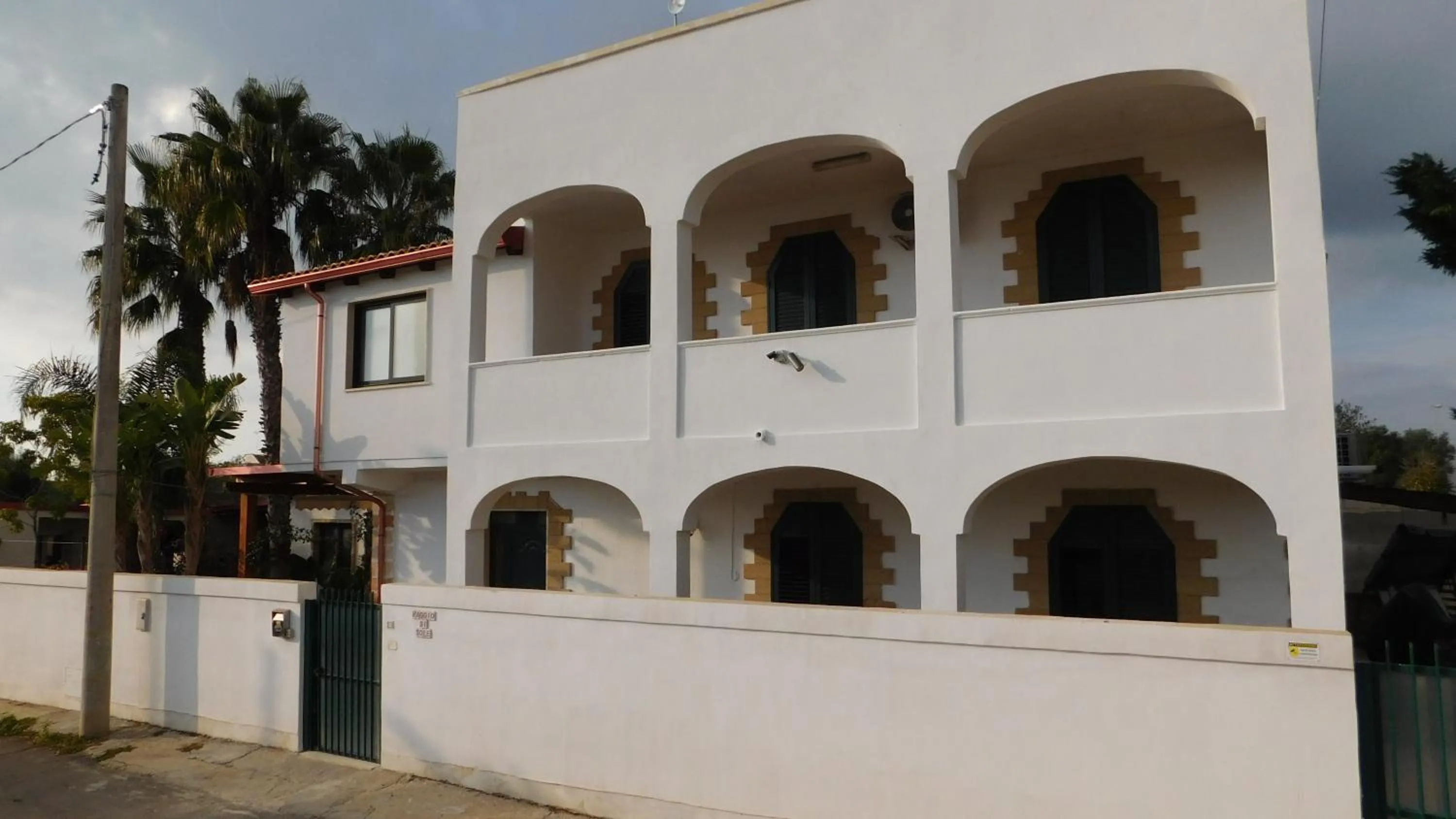 Property building in Villa Raggio di Sole parcheggio privato
