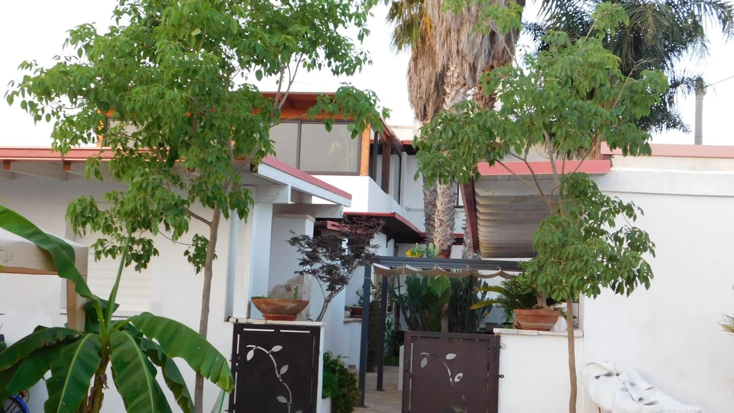 Property building in Villa Raggio di Sole parcheggio privato