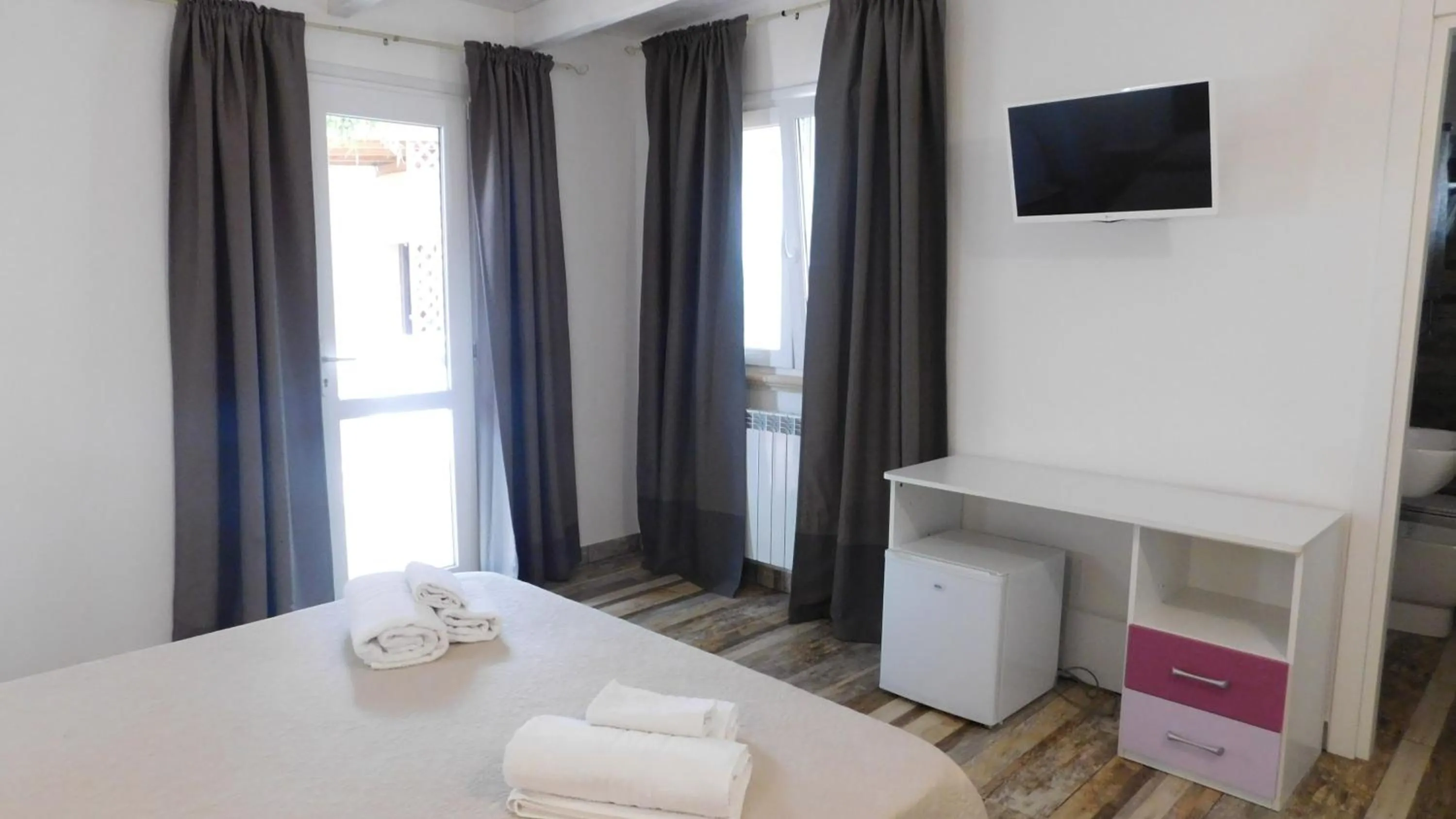 Property building, Bed in Villa Raggio di Sole parcheggio privato