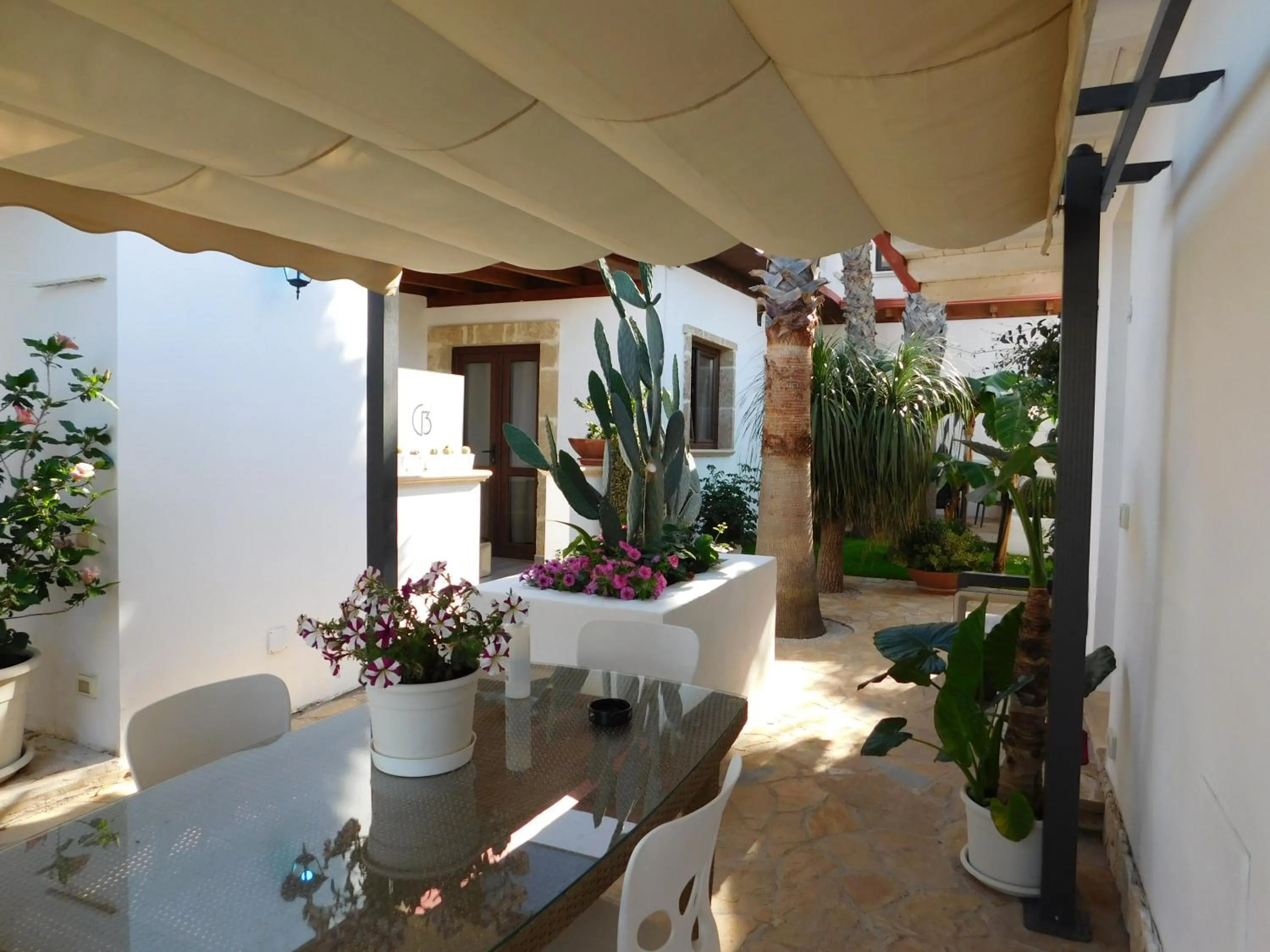 Property building in Villa Raggio di Sole parcheggio privato