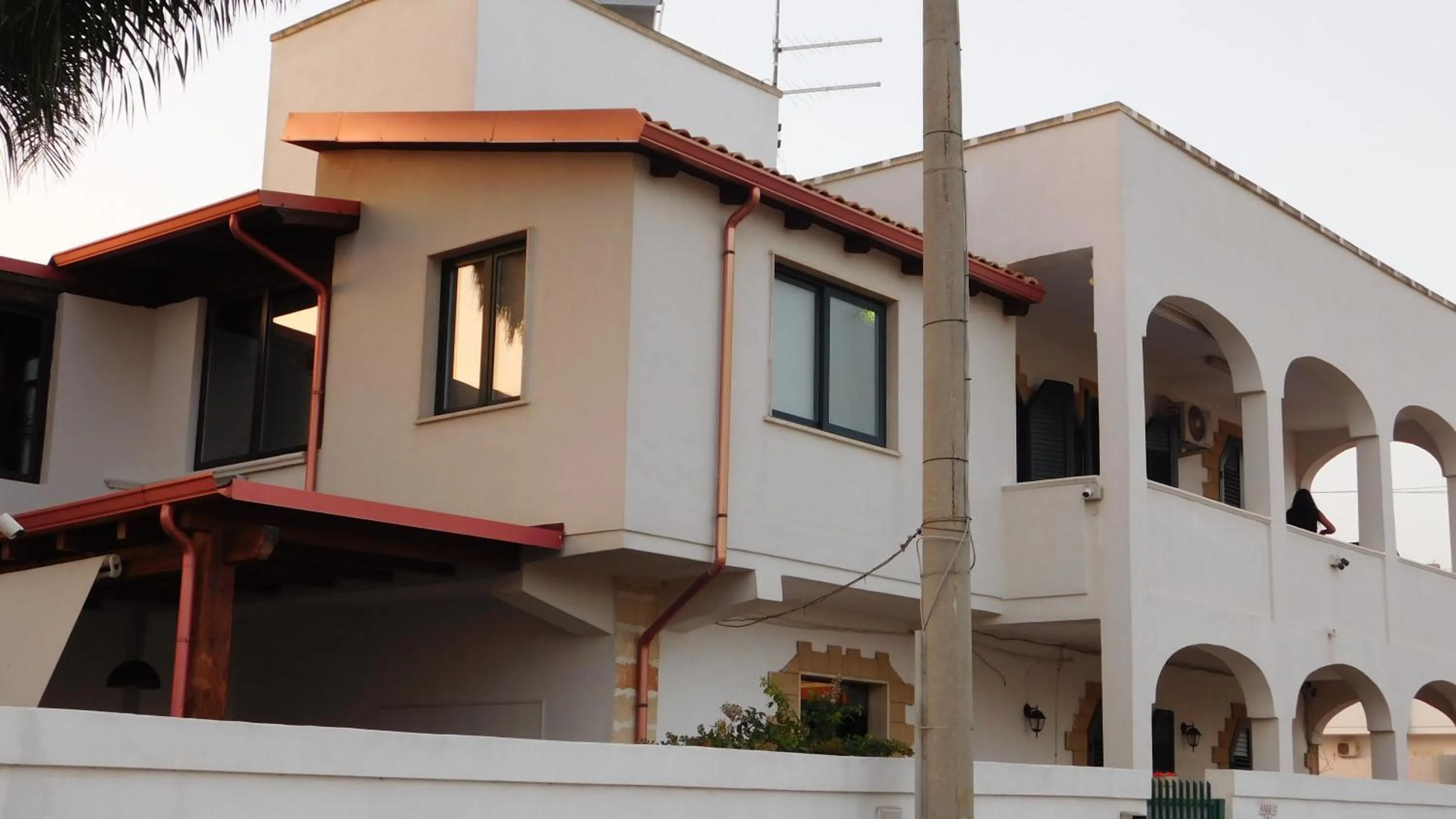 Property building in Villa Raggio di Sole parcheggio privato