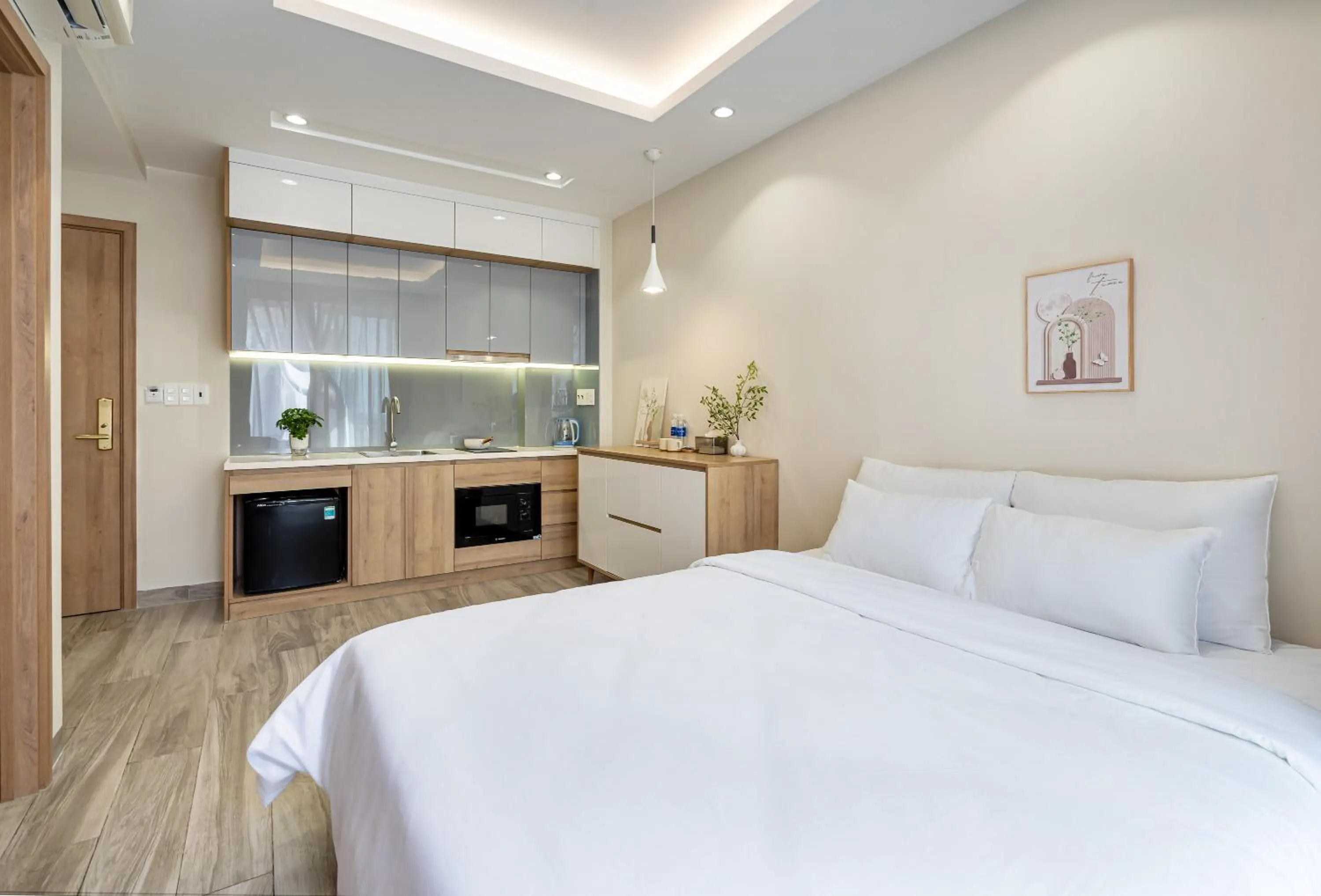 Photo of the whole room, Bed in The Royal Healing - Phu My Hung