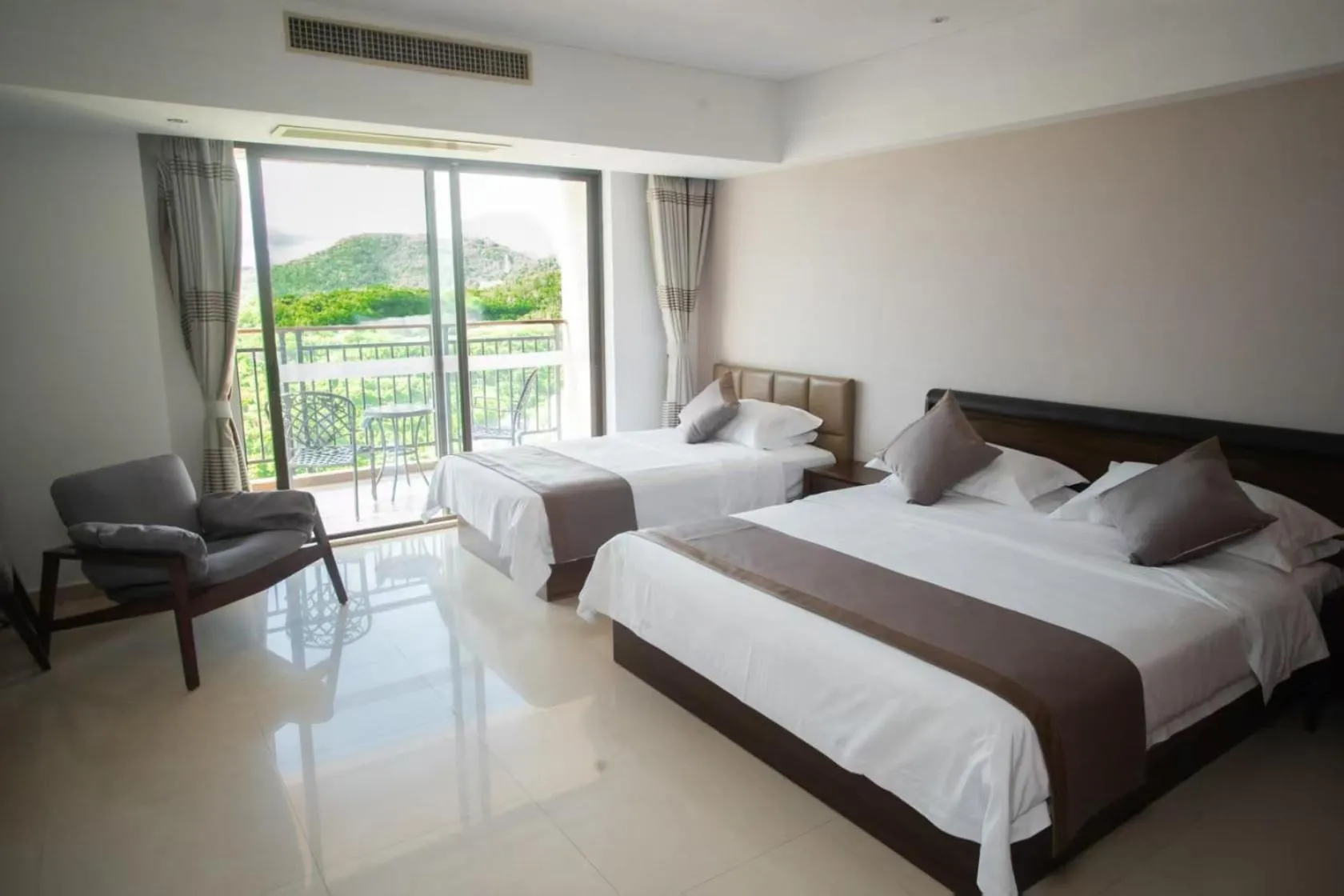 Photo of the whole room, Bed in Sanya Xintai Seaview Hotel