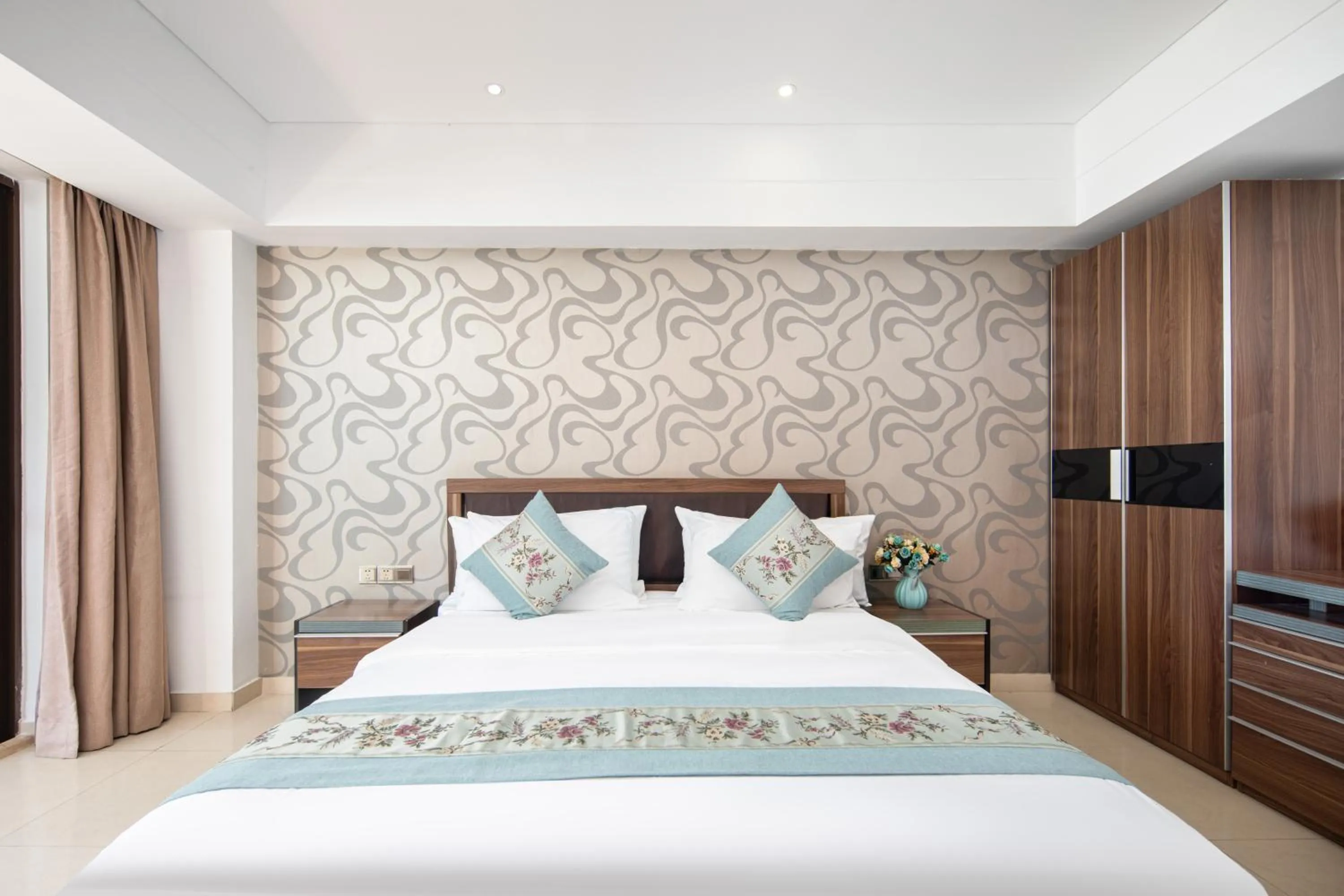Bed in Sanya Xintai Seaview Hotel