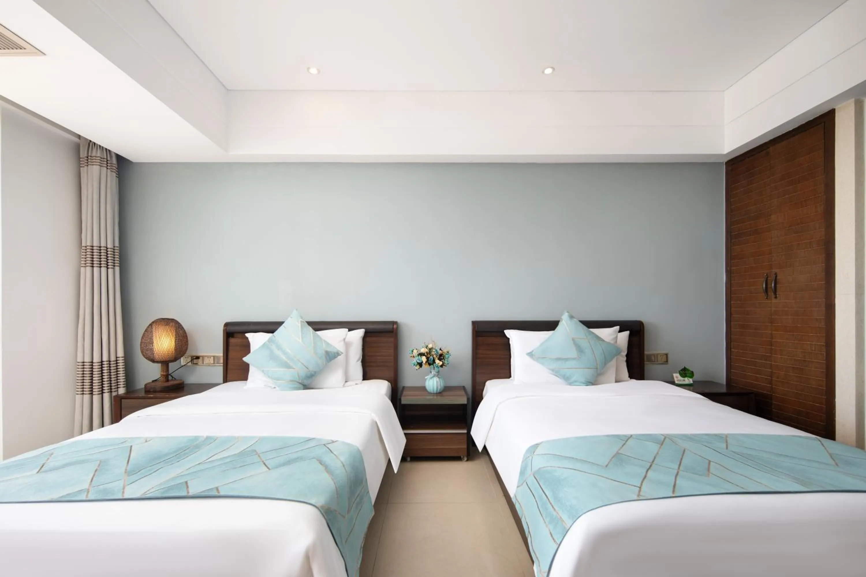 Photo of the whole room, Bed in Sanya Xintai Seaview Hotel