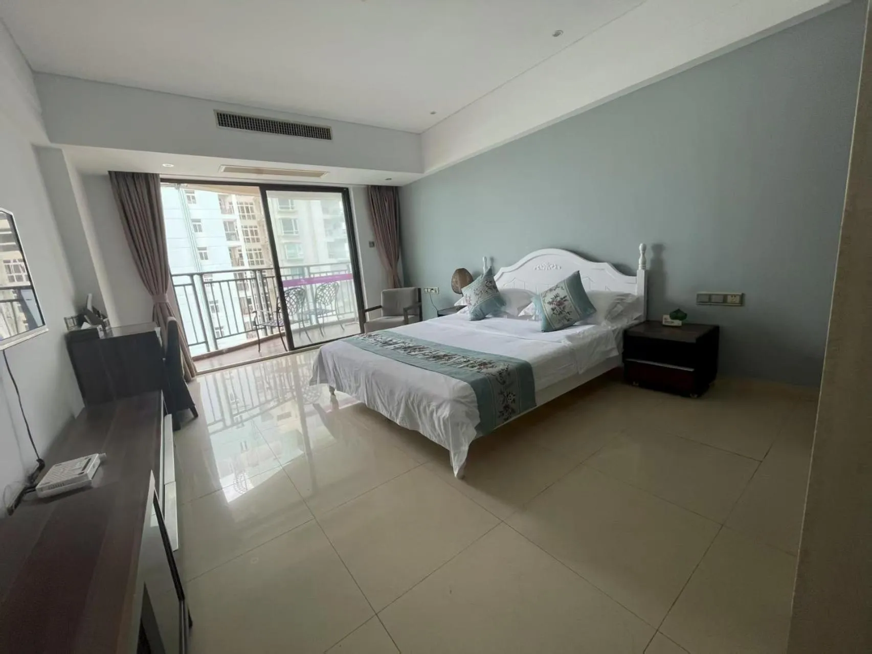 Photo of the whole room, Bed in Sanya Xintai Seaview Hotel