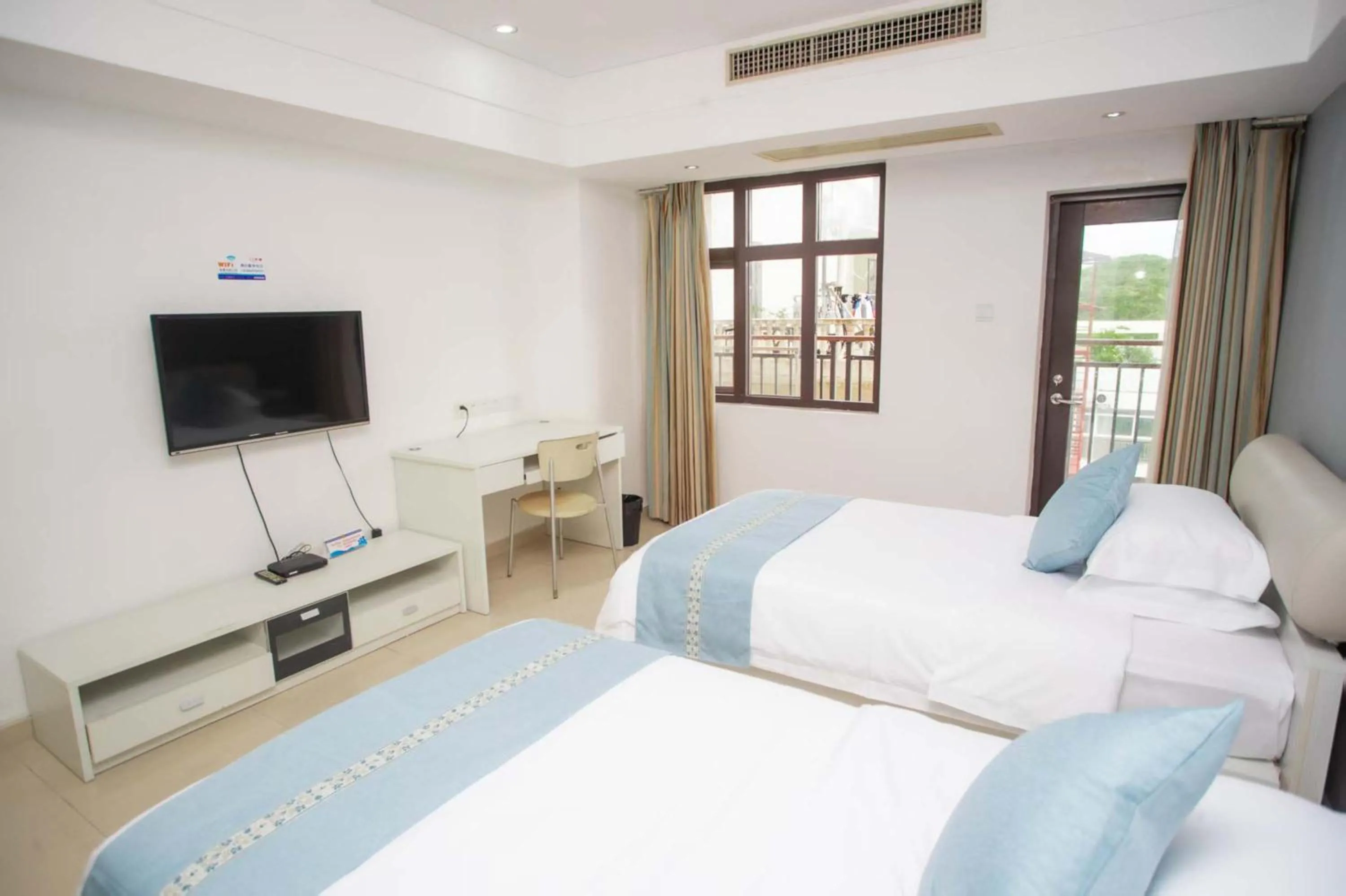 Photo of the whole room, Bed in Sanya Xintai Seaview Hotel