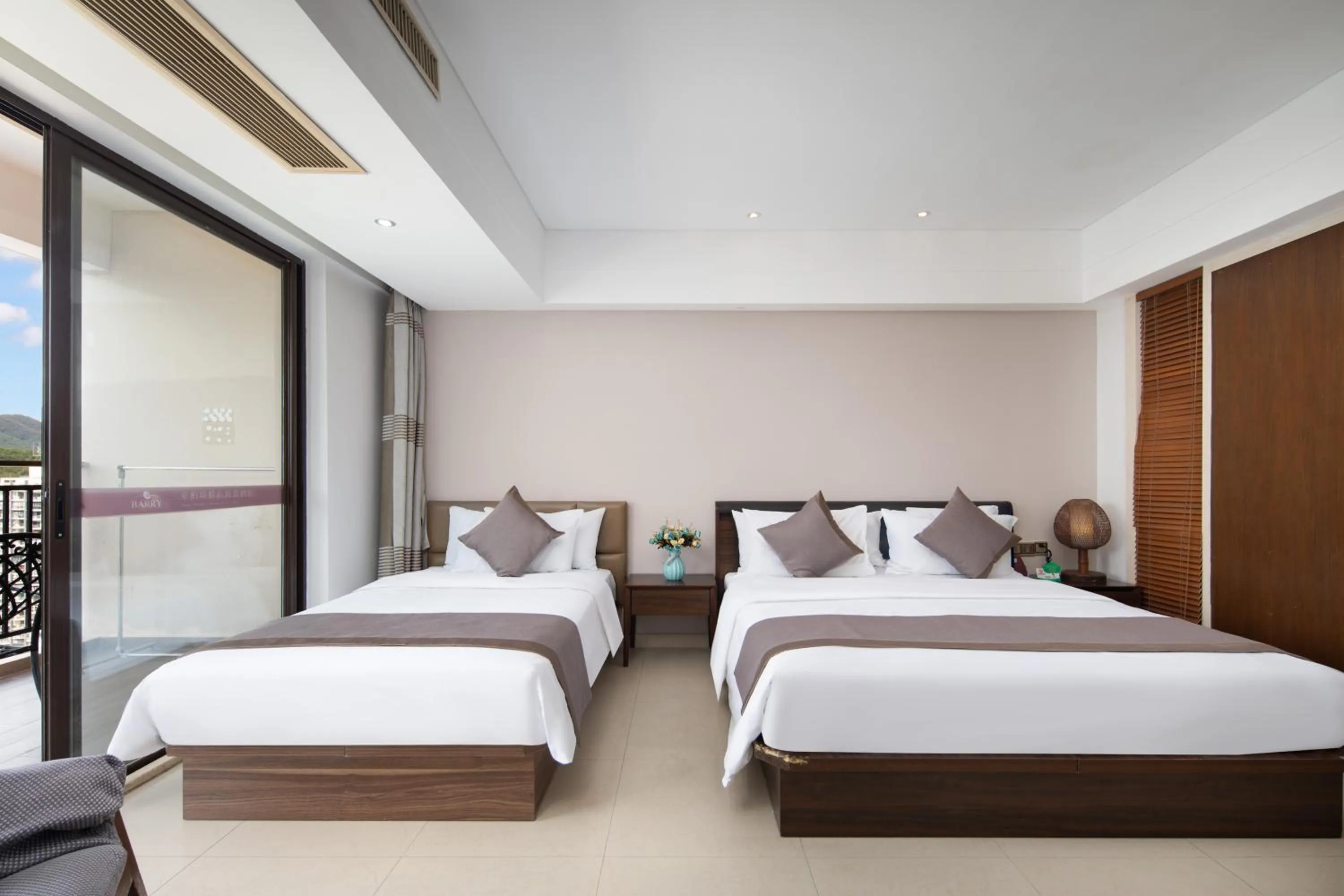Photo of the whole room, Bed in Sanya Xintai Seaview Hotel