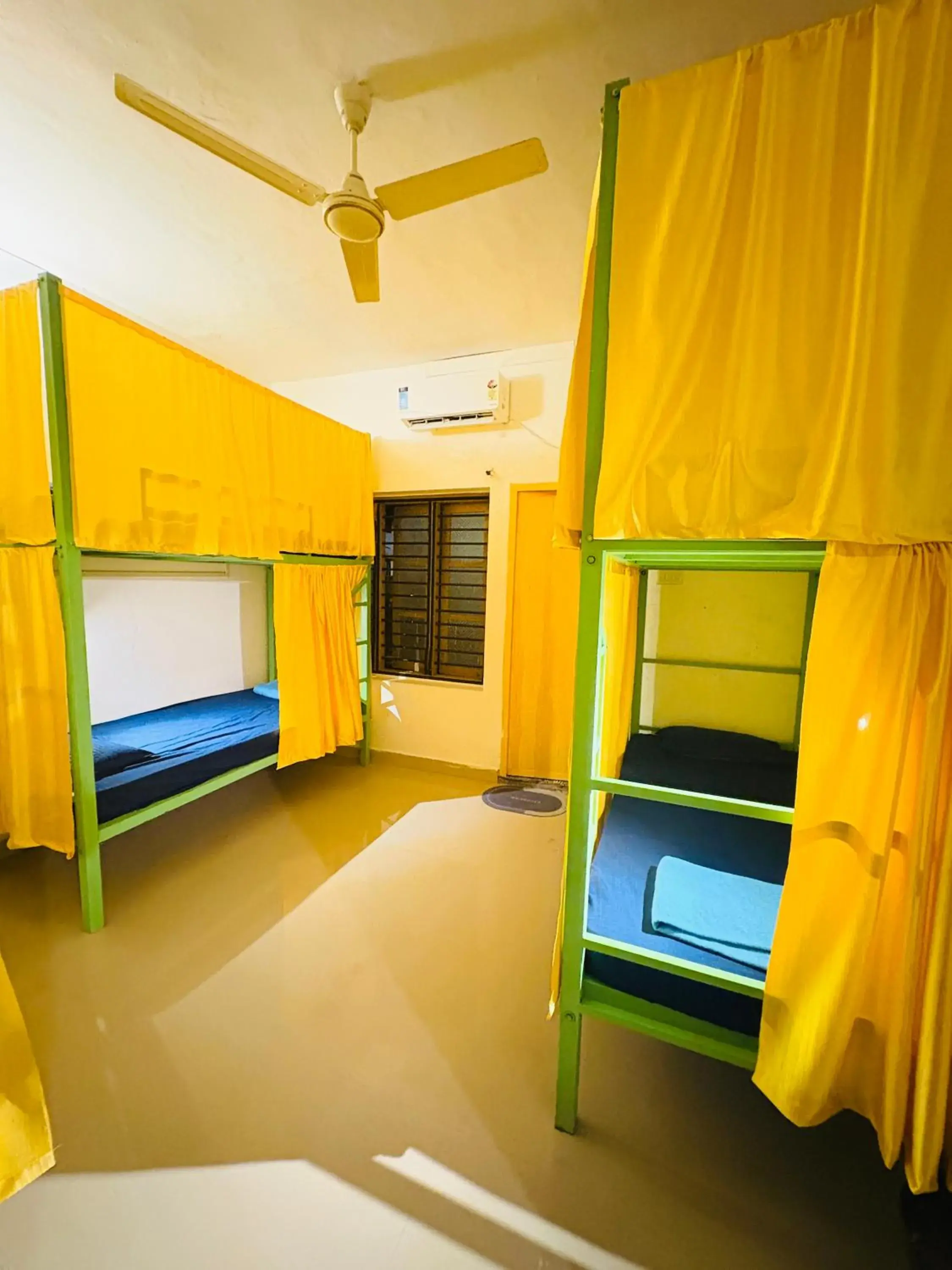 Bed in 4-Bed Mixed Dormitory Room in The Yes Hostel - House of Backpackers & Digital Nomads Bed in 4-Bed Mixed Dormitory Room in The Yes Hostel - House of Backpackers & Digital Nomads