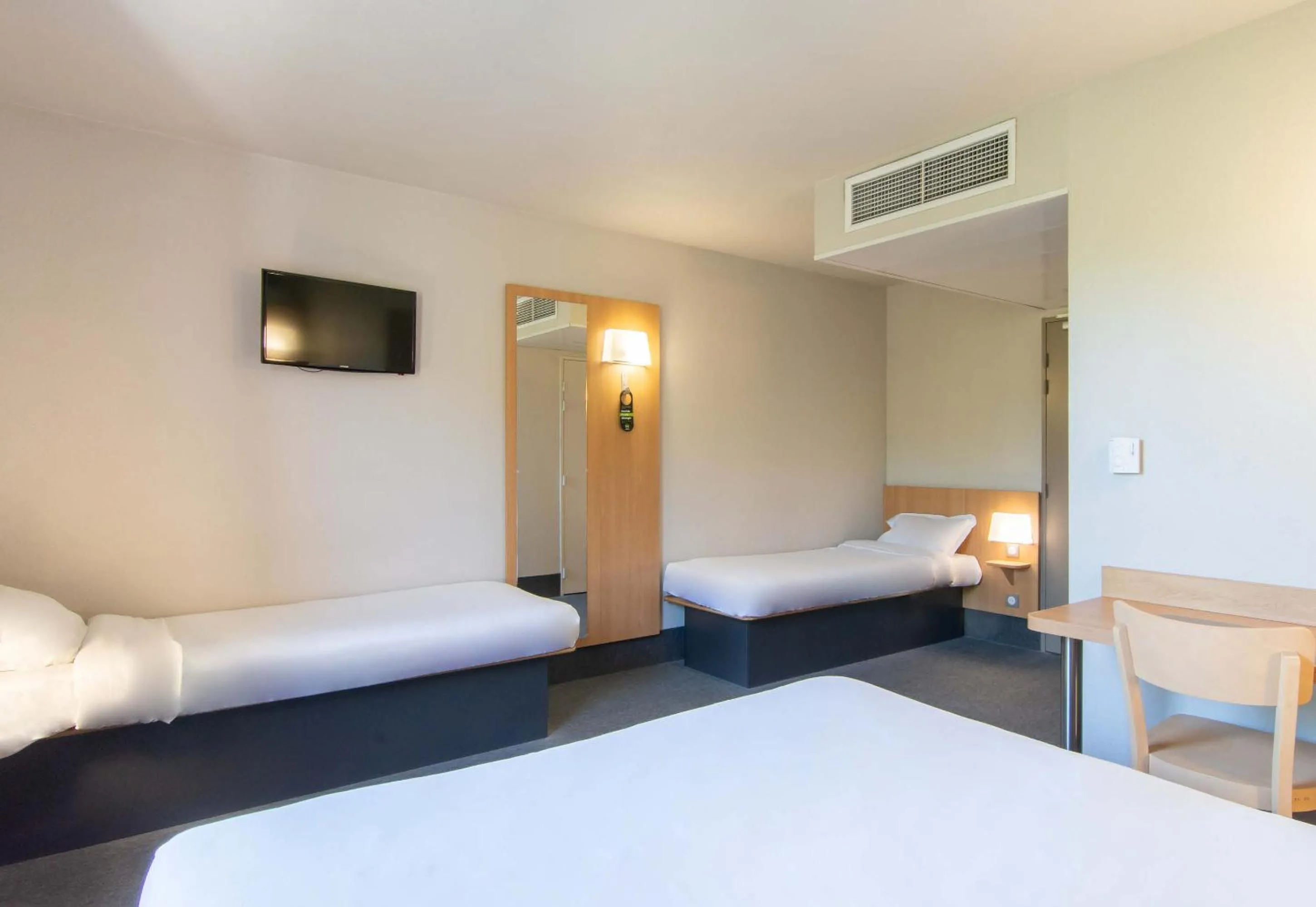 Bedroom, Bed in B&B HOTEL Alès - Pôle Mécanique