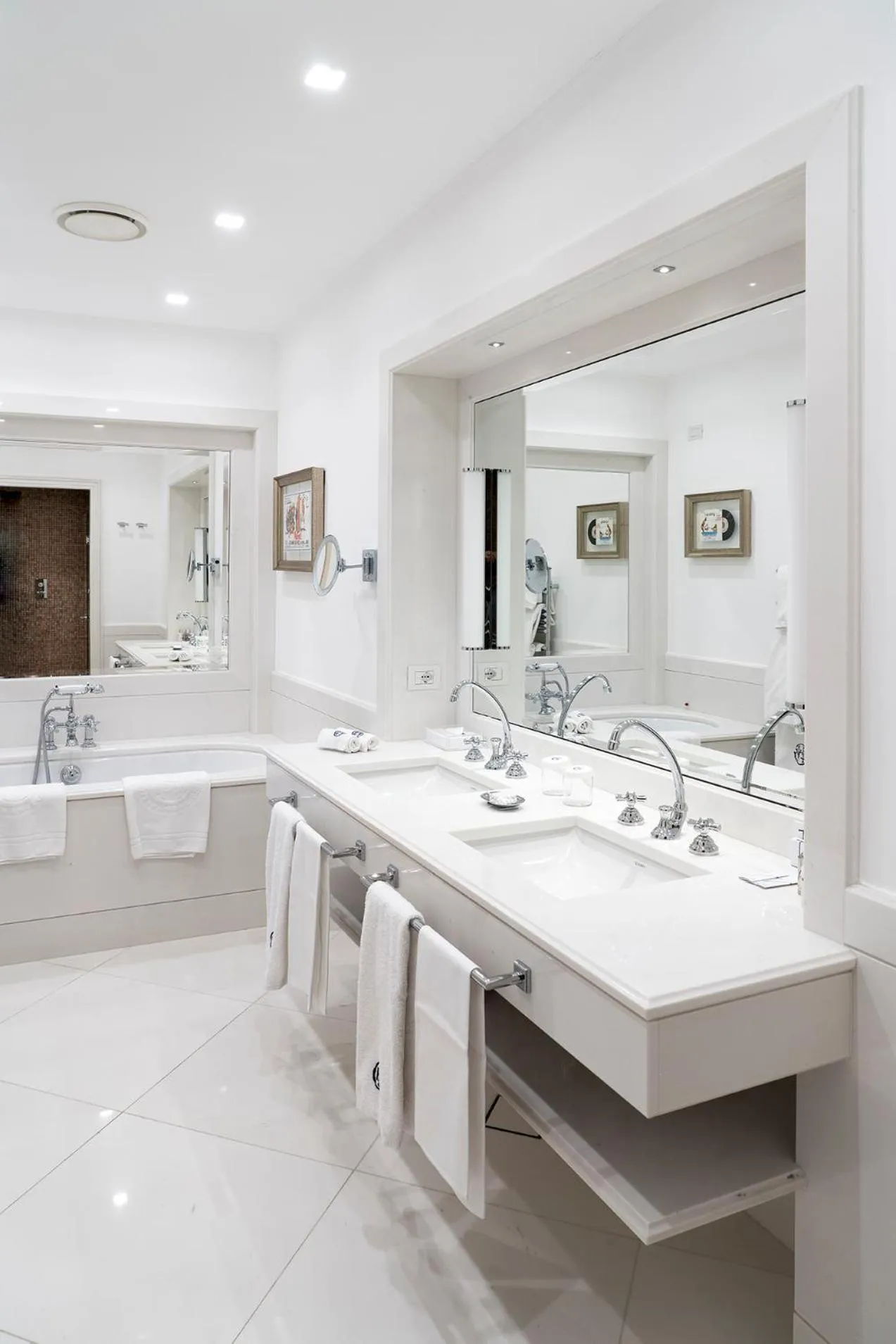 Bathroom in Grand Hotel Excelsior Vittoria