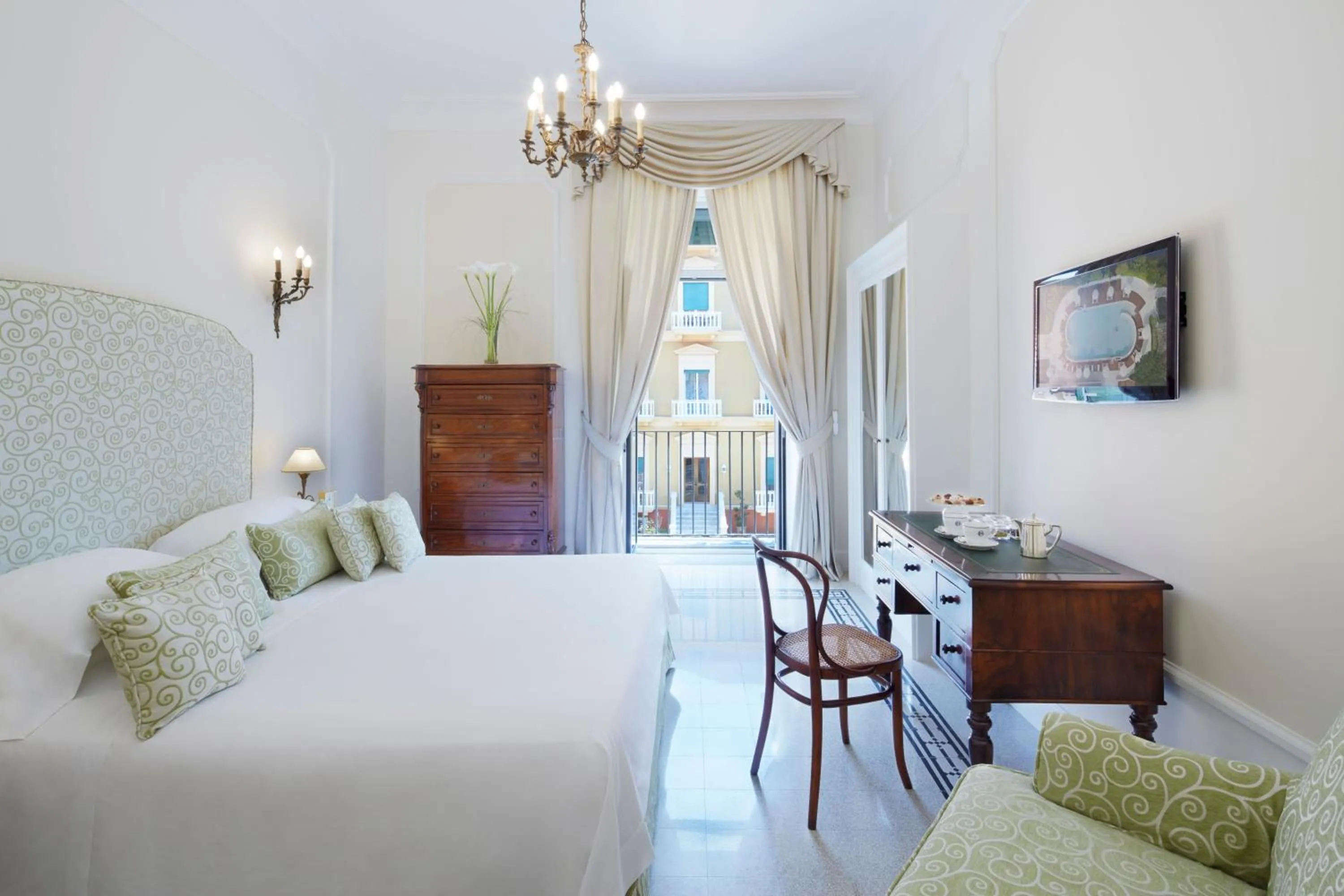 Bed in Grand Hotel Excelsior Vittoria