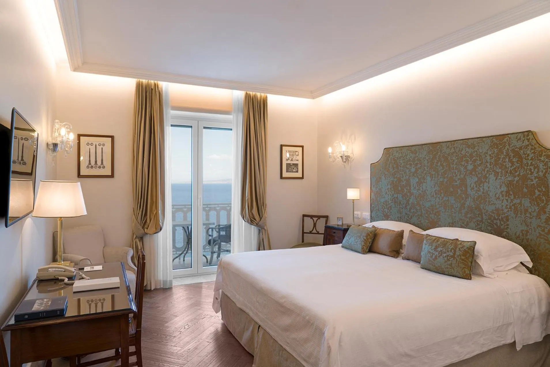Summer, Bed in Grand Hotel Excelsior Vittoria