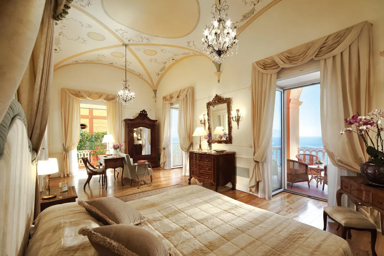 Bed in Grand Hotel Excelsior Vittoria