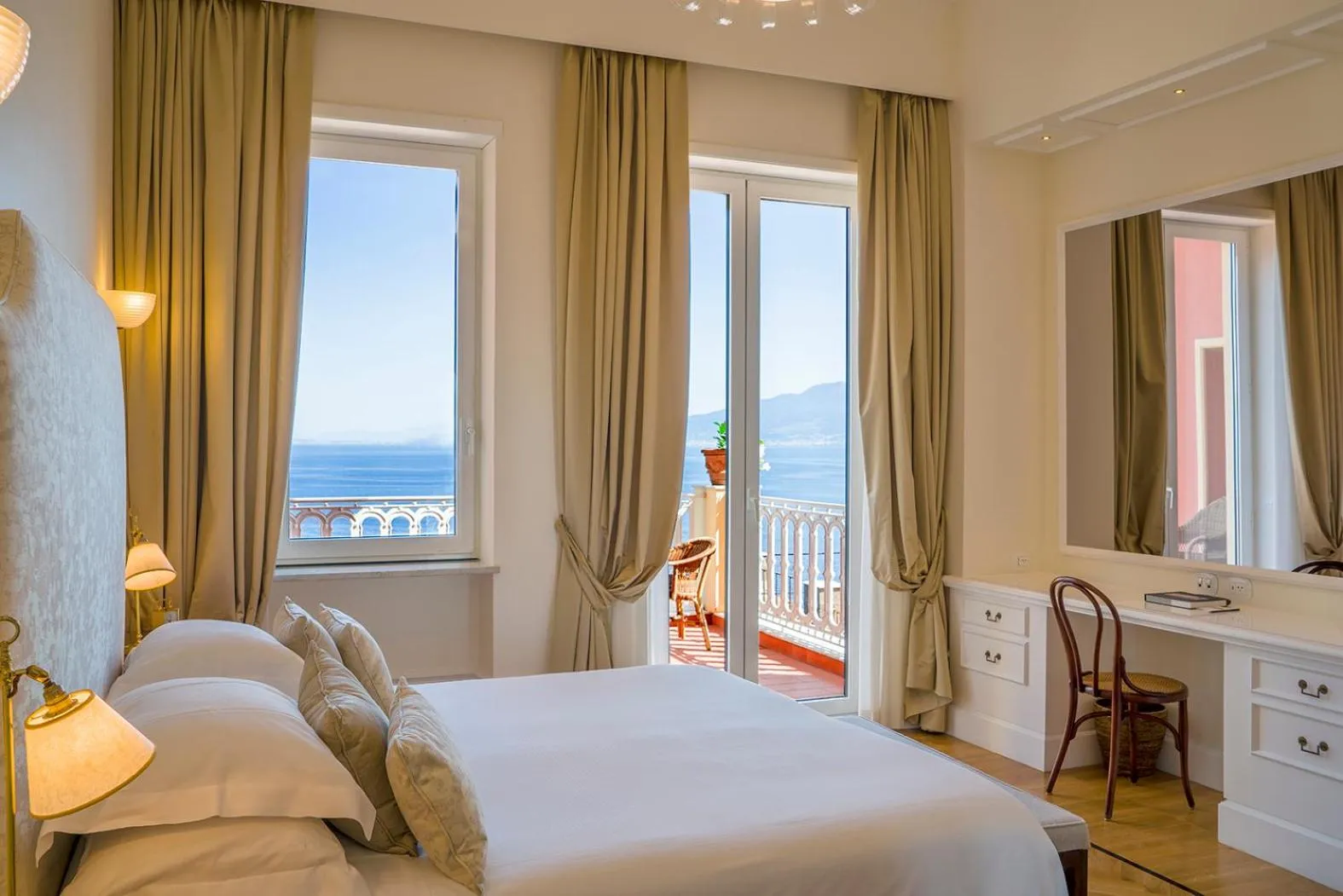 Balcony/Terrace, Bed in Grand Hotel Excelsior Vittoria