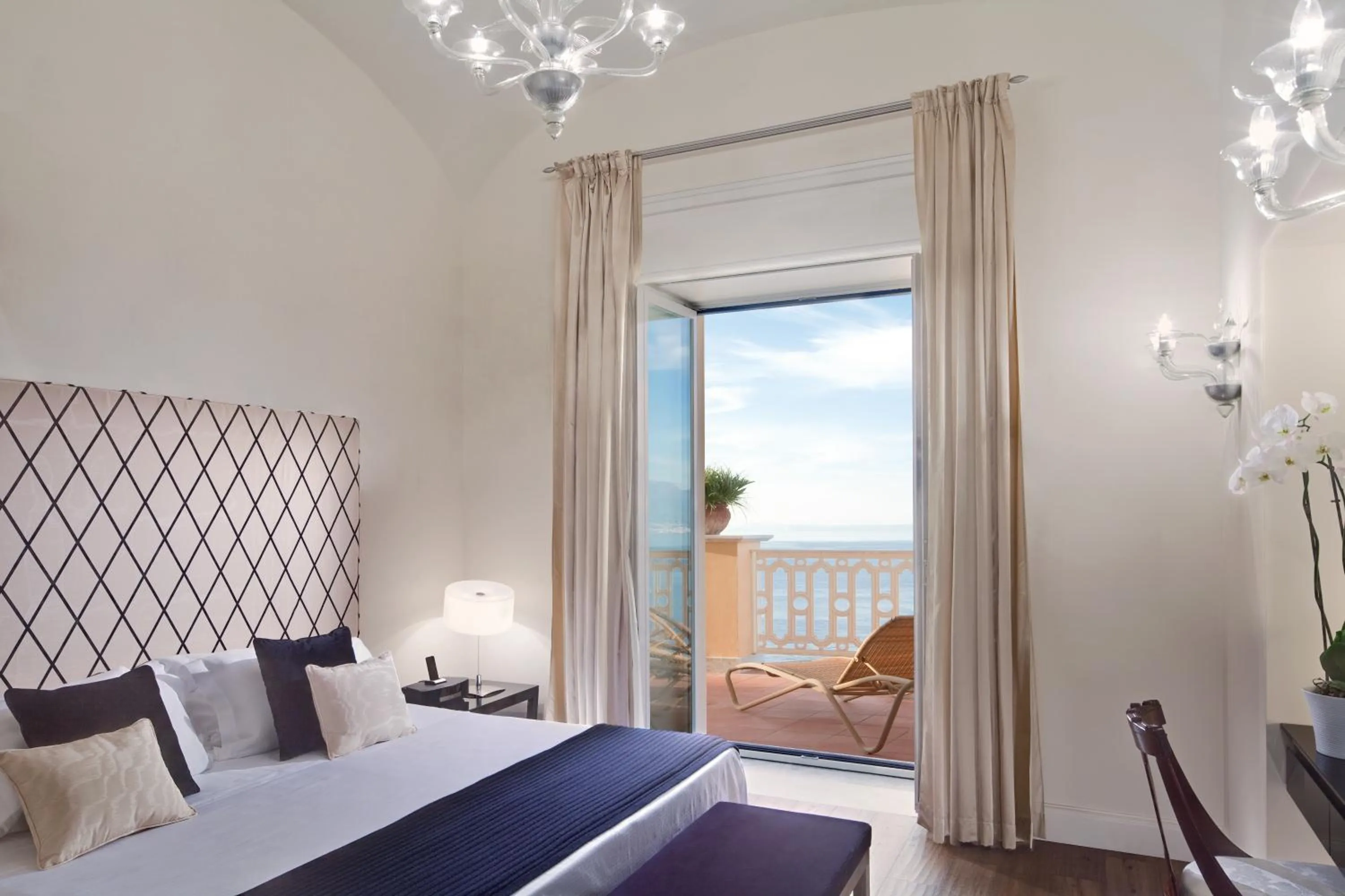 Bed in Grand Hotel Excelsior Vittoria