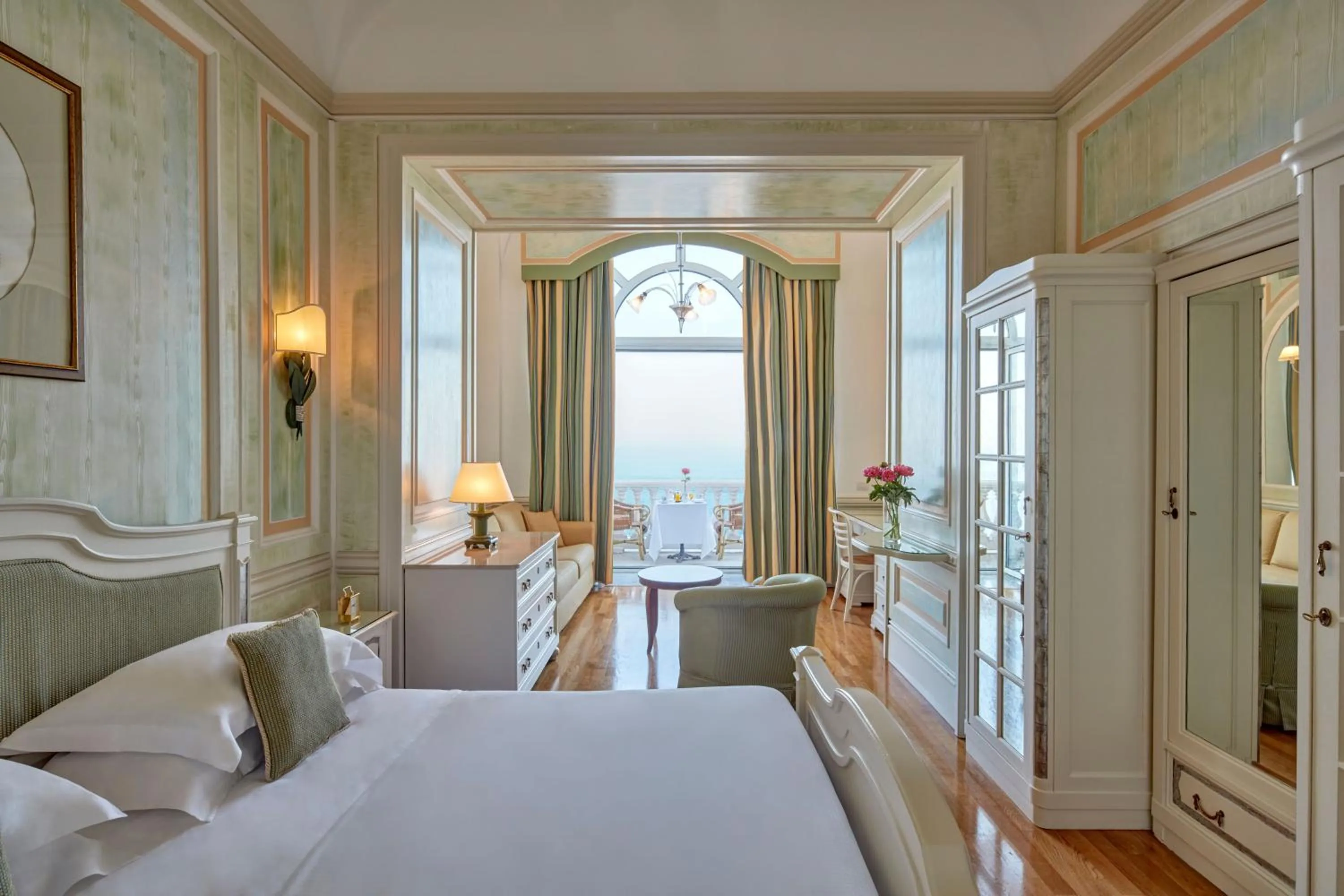 Spring, Bed in Grand Hotel Excelsior Vittoria