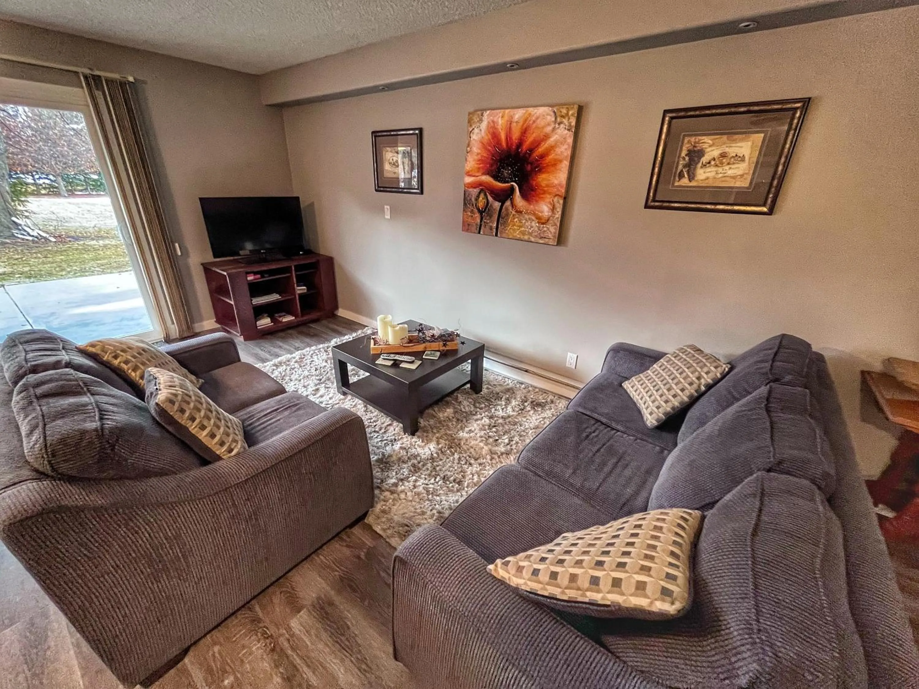 Communal lounge/ TV room in Sunny Shuswap B&B