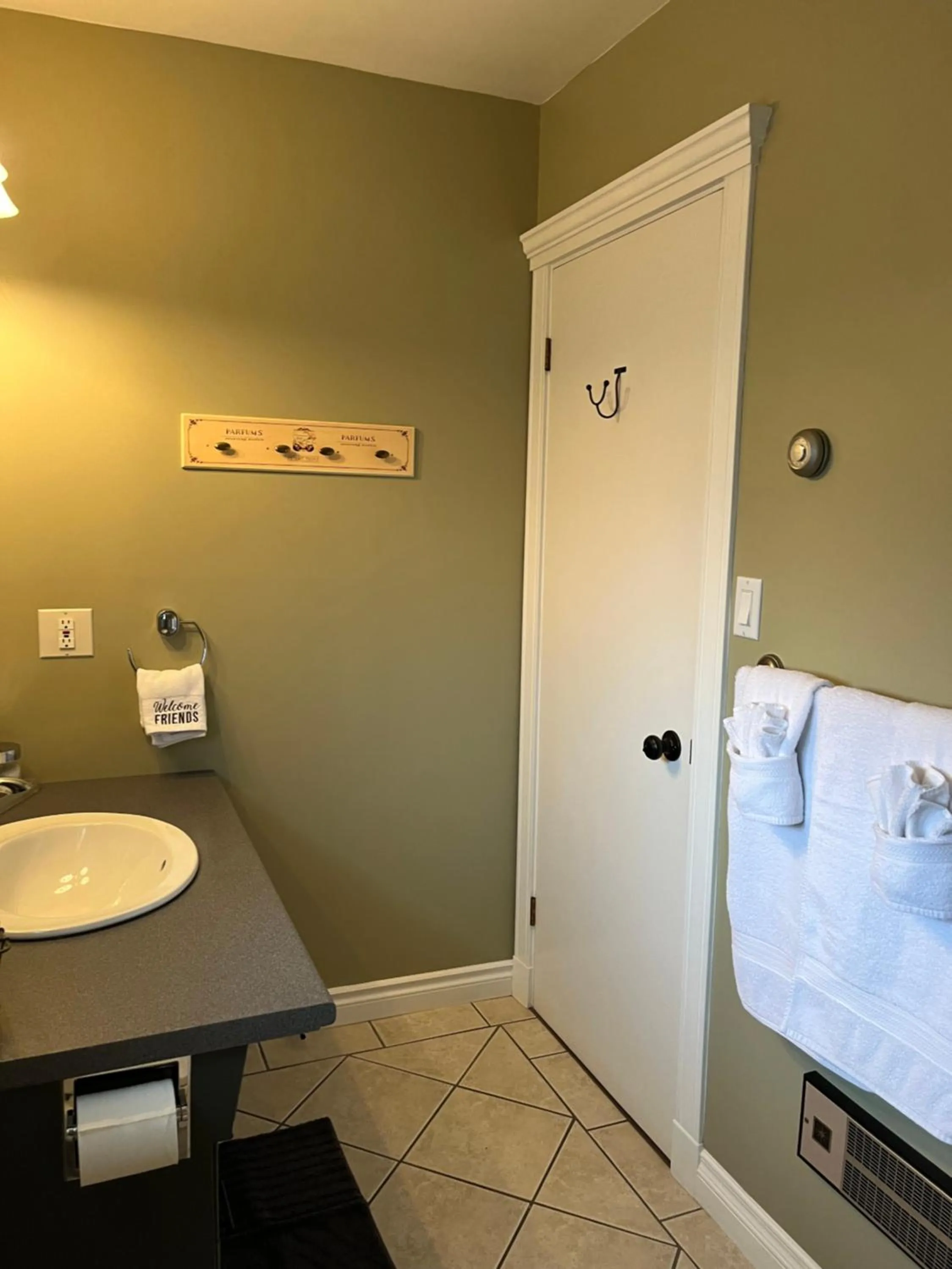 Bathroom, Bed in Sunny Shuswap B&B