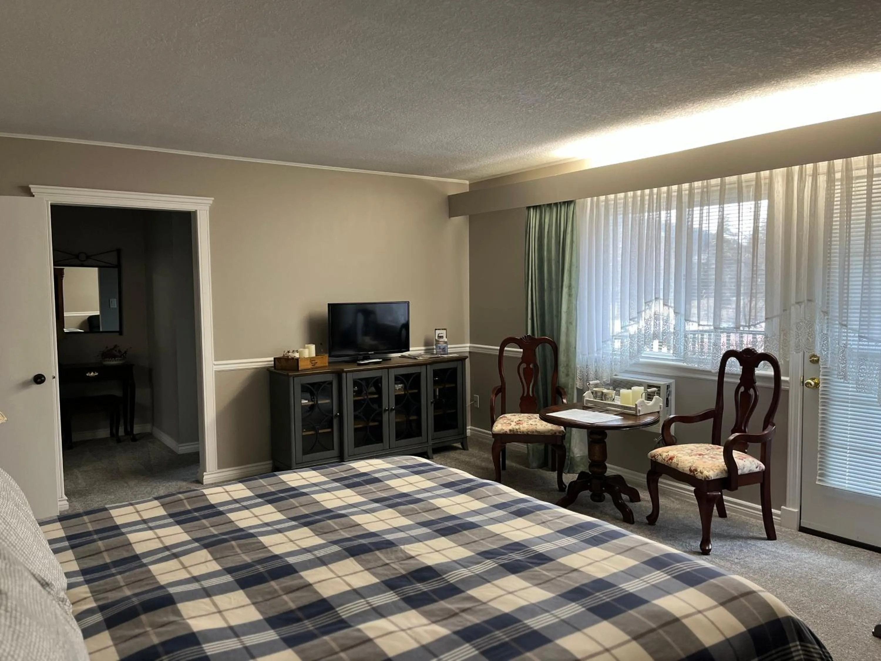 Bedroom, Bed in Sunny Shuswap B&B