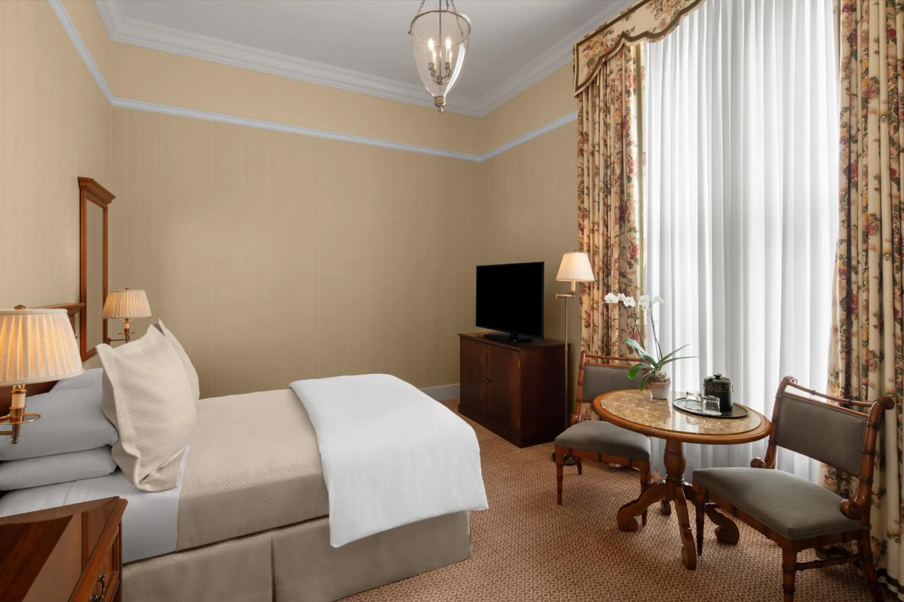 Bedroom, Bed in Capital Hotel