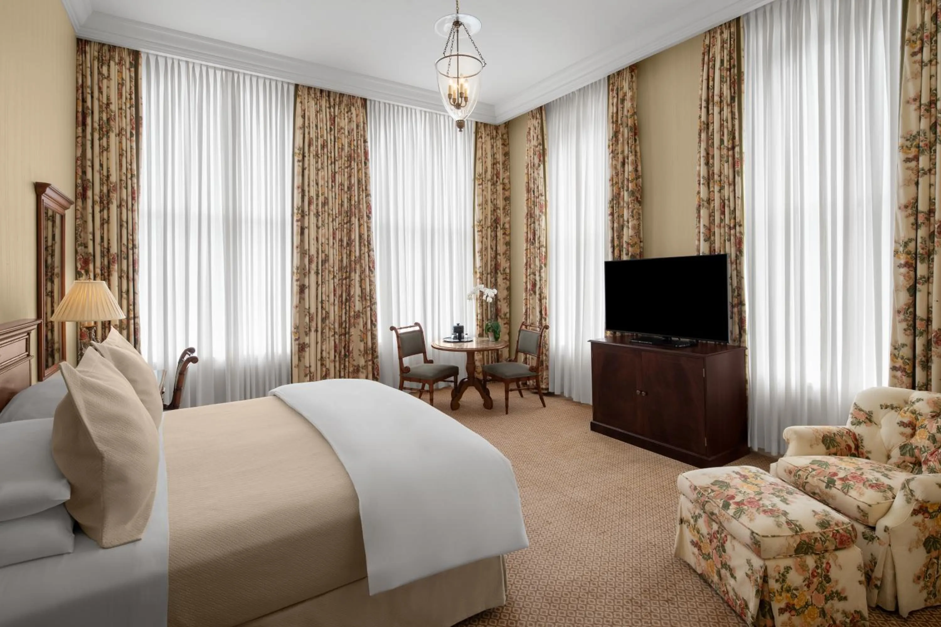 Bedroom, Bed in Capital Hotel