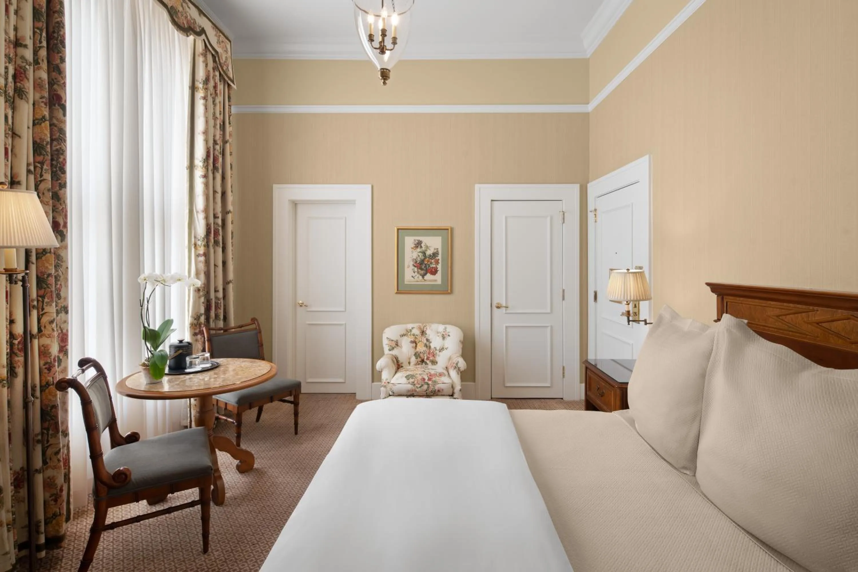 Bedroom, Bed in Capital Hotel