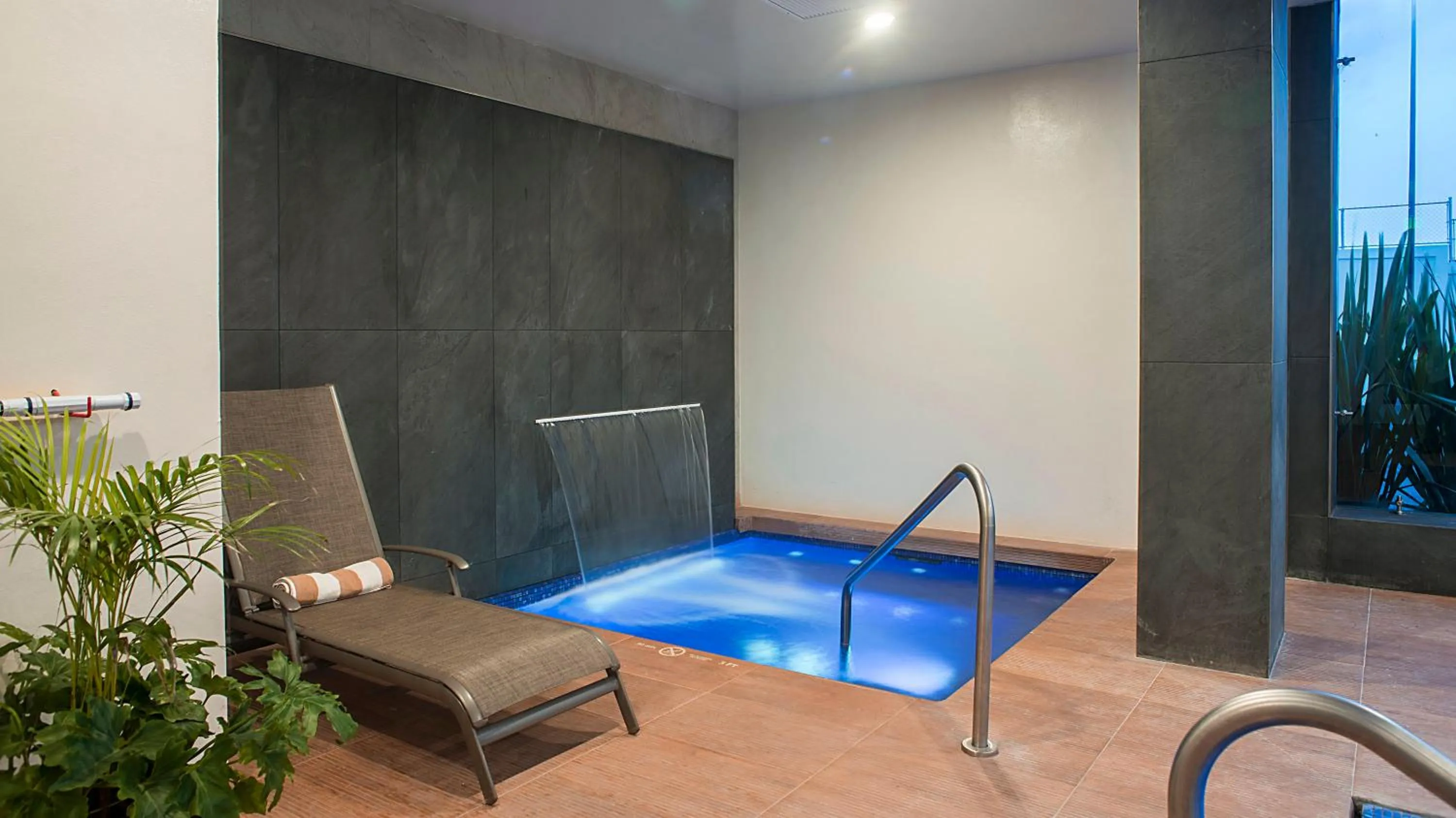 Swimming pool in Holiday Inn Express & Suites Chihuahua Juventud by IHG