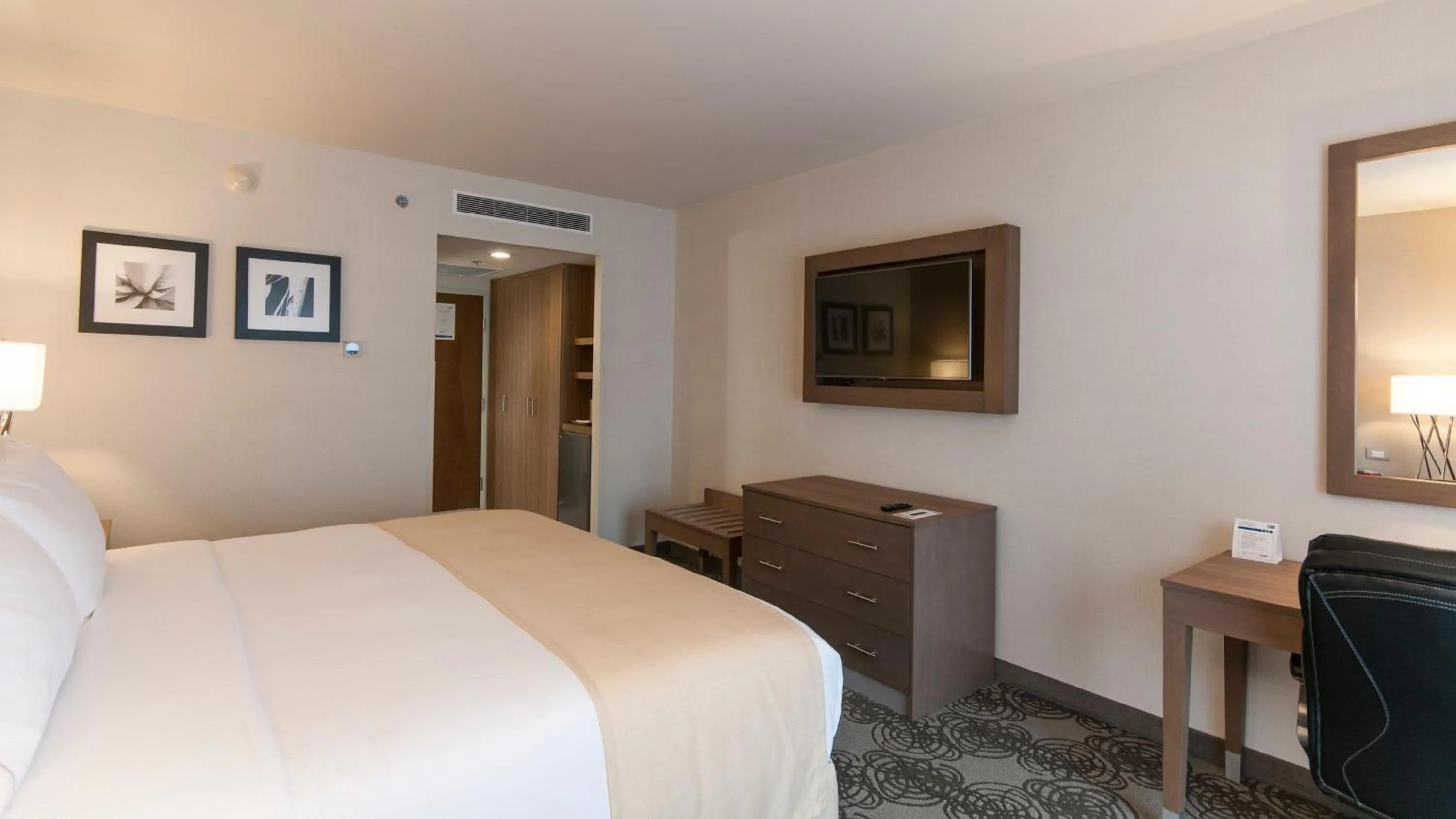Photo of the whole room, Bed in Holiday Inn Express & Suites Chihuahua Juventud by IHG
