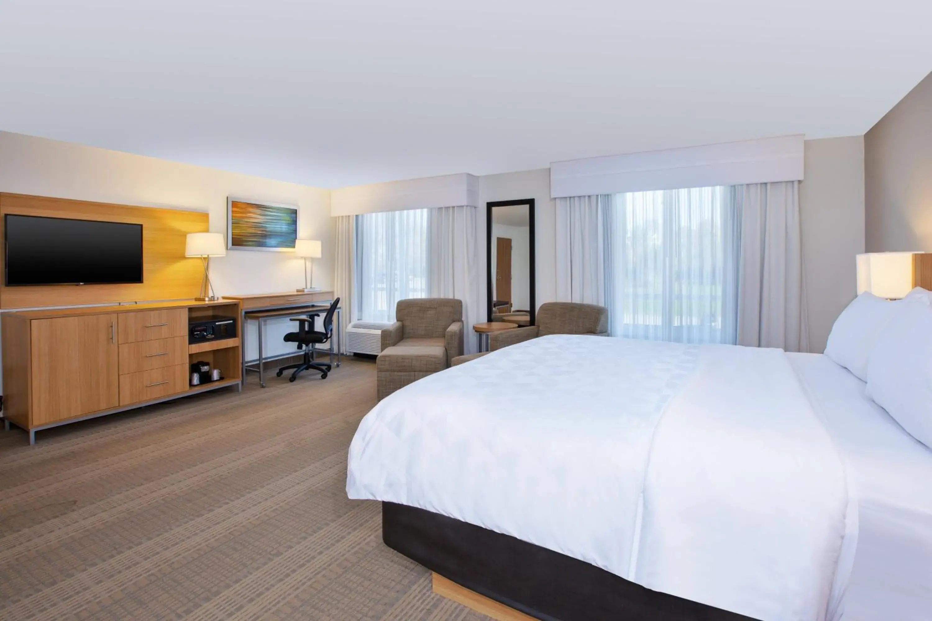 Deluxe King Room - Mobility Access in Holiday Inn Morgantown-University Area by IHG Deluxe King Room - Mobility Access in Holiday Inn Morgantown-University Area by IHG