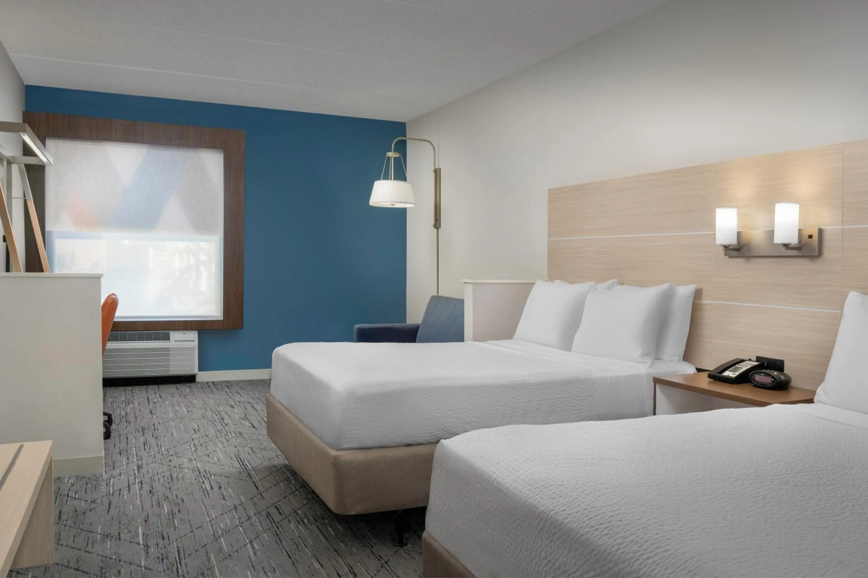 Bedroom, Bed in Holiday Inn Express & Suites Pittsburgh North Shore by IHG