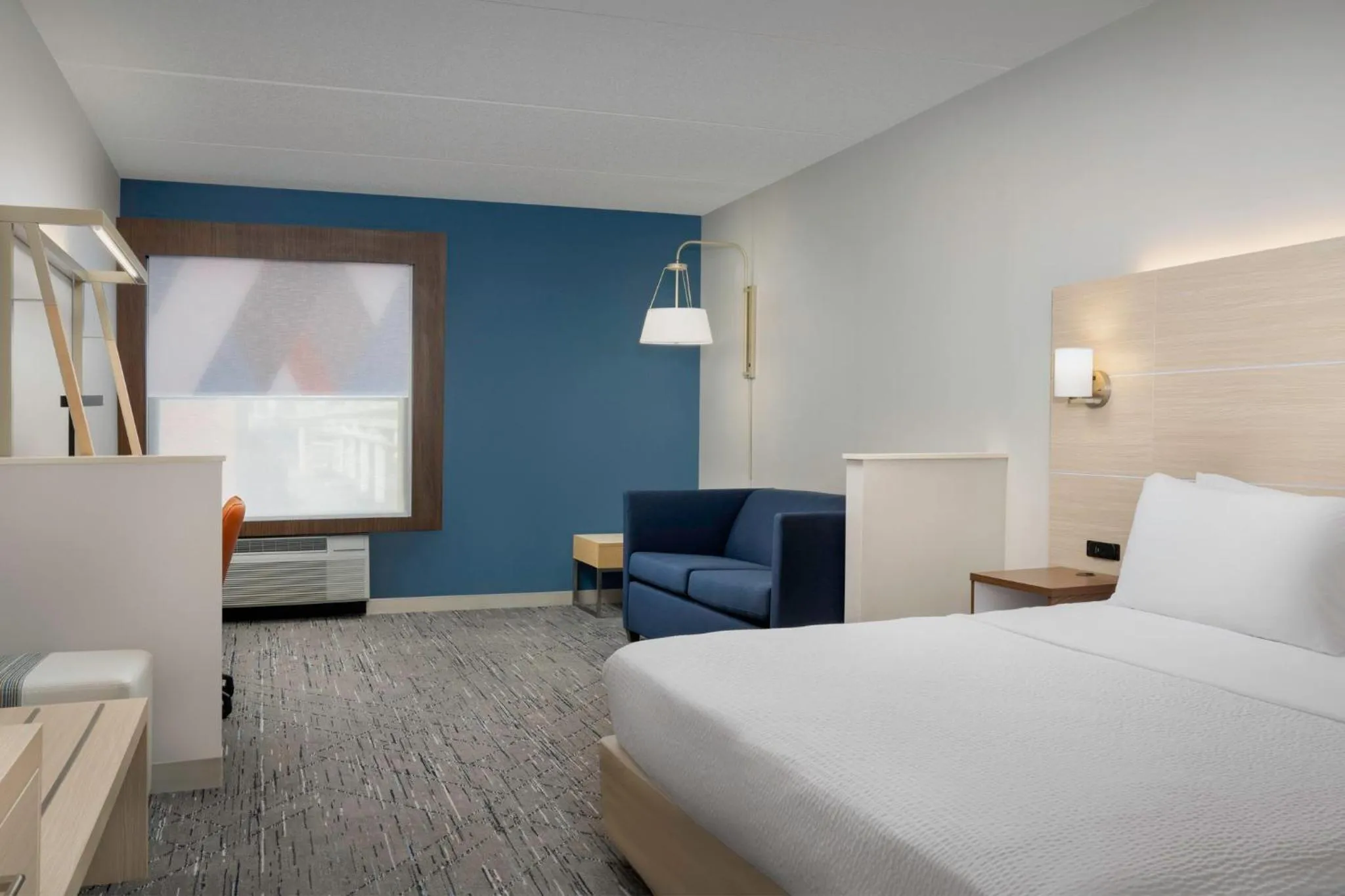 Photo of the whole room, Bed in Holiday Inn Express & Suites Pittsburgh North Shore by IHG