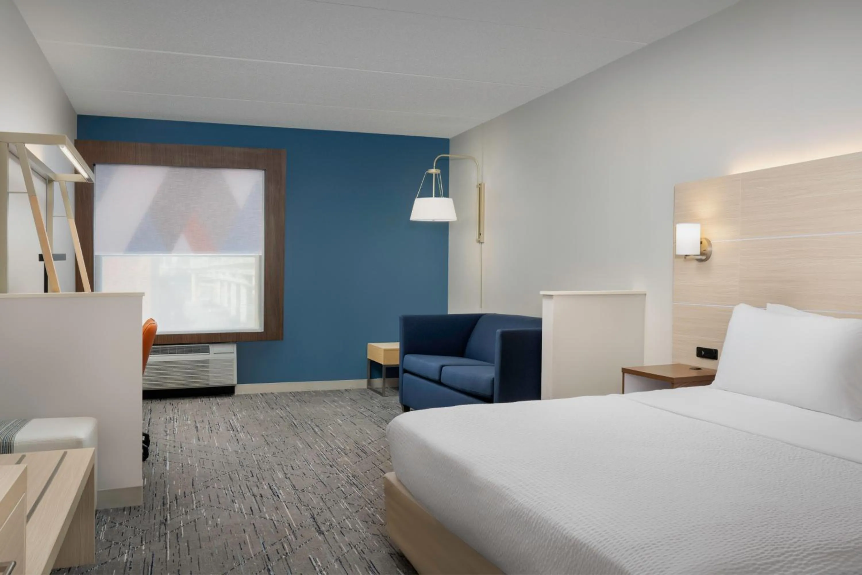 Bedroom, Bed in Holiday Inn Express & Suites Pittsburgh North Shore by IHG