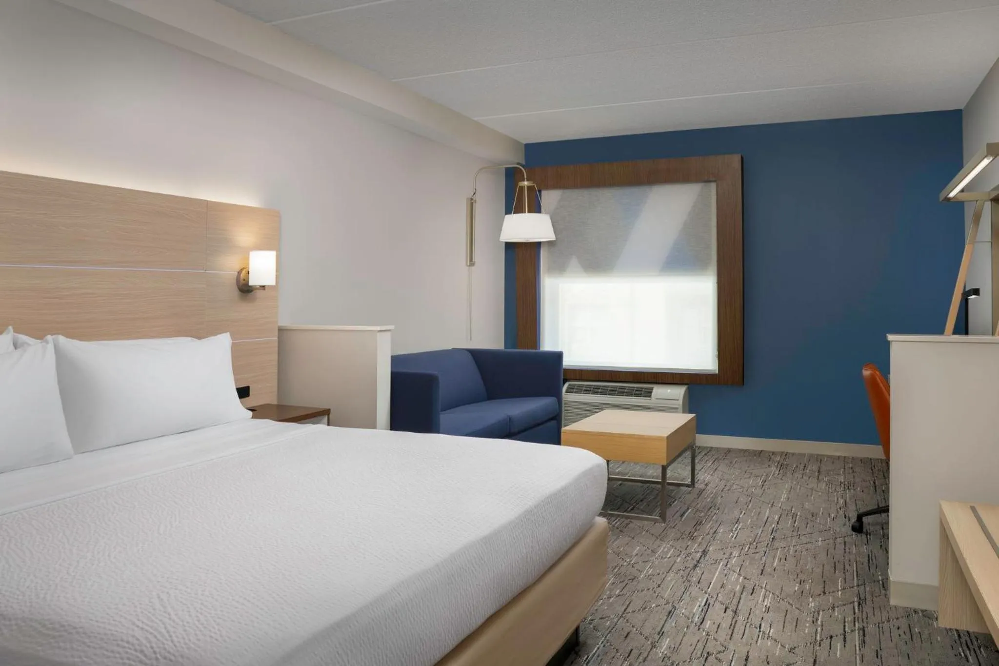 Photo of the whole room, Bed in Holiday Inn Express & Suites Pittsburgh North Shore by IHG