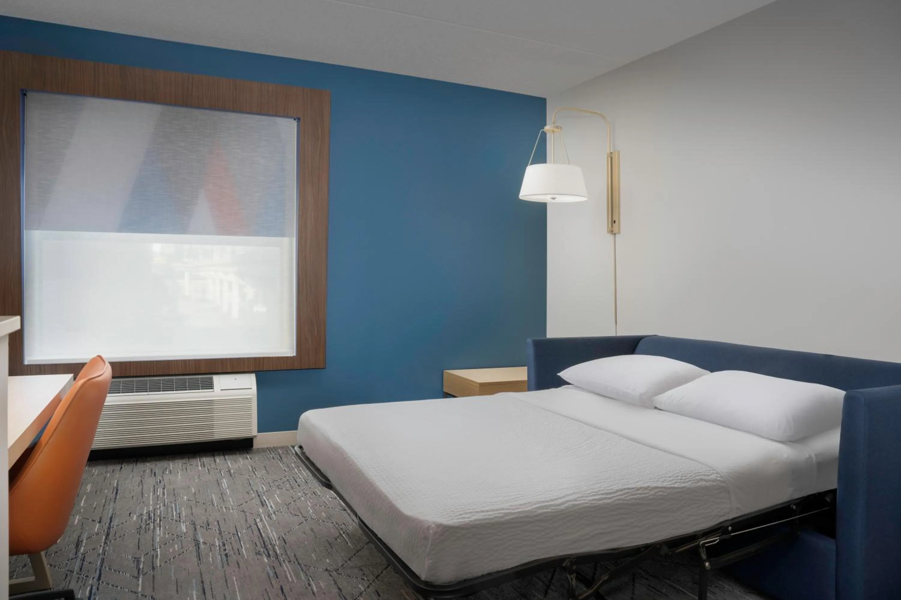 Bedroom, Bed in Holiday Inn Express & Suites Pittsburgh North Shore by IHG