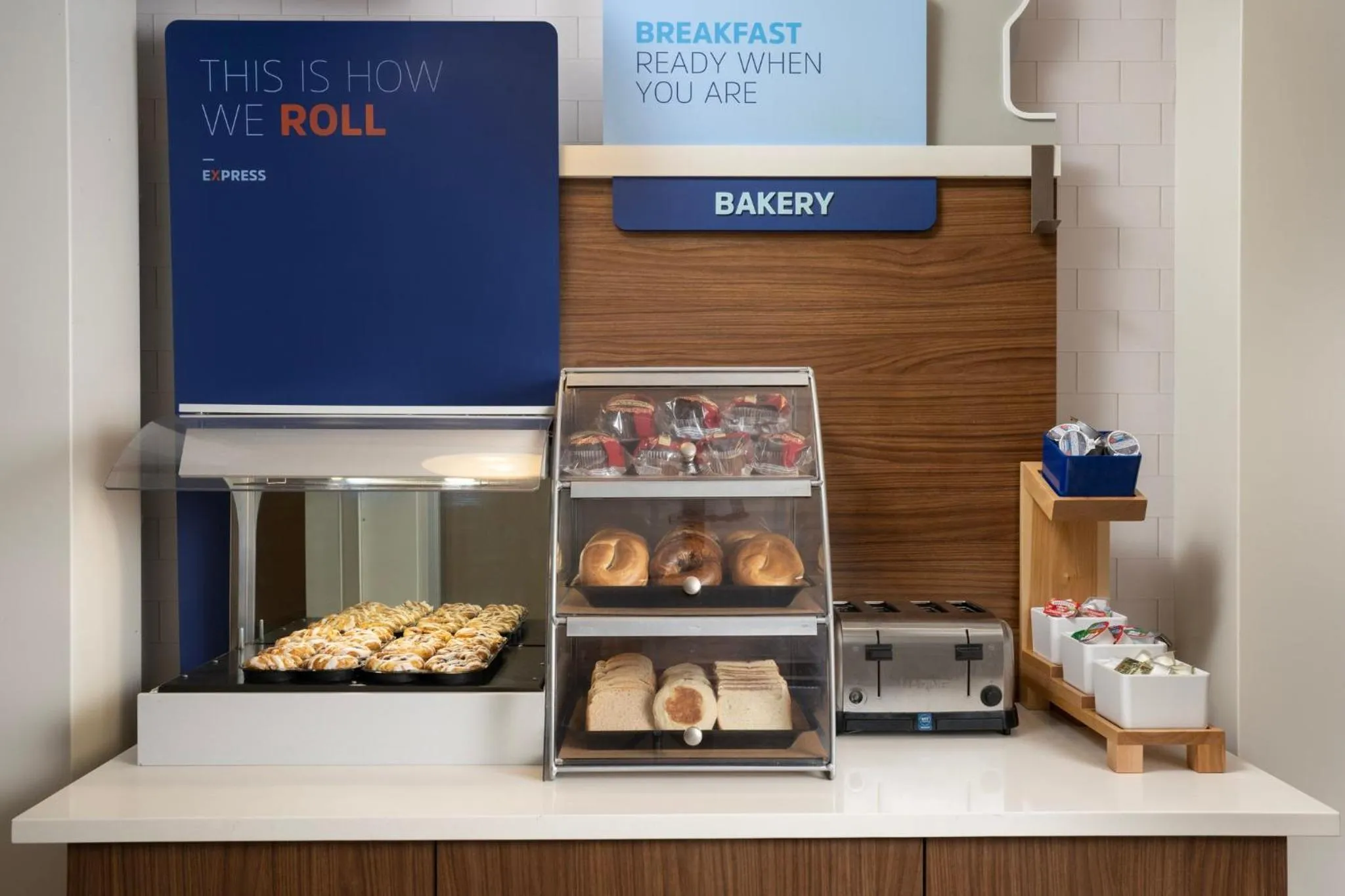 Breakfast in Holiday Inn Express & Suites Pittsburgh North Shore by IHG