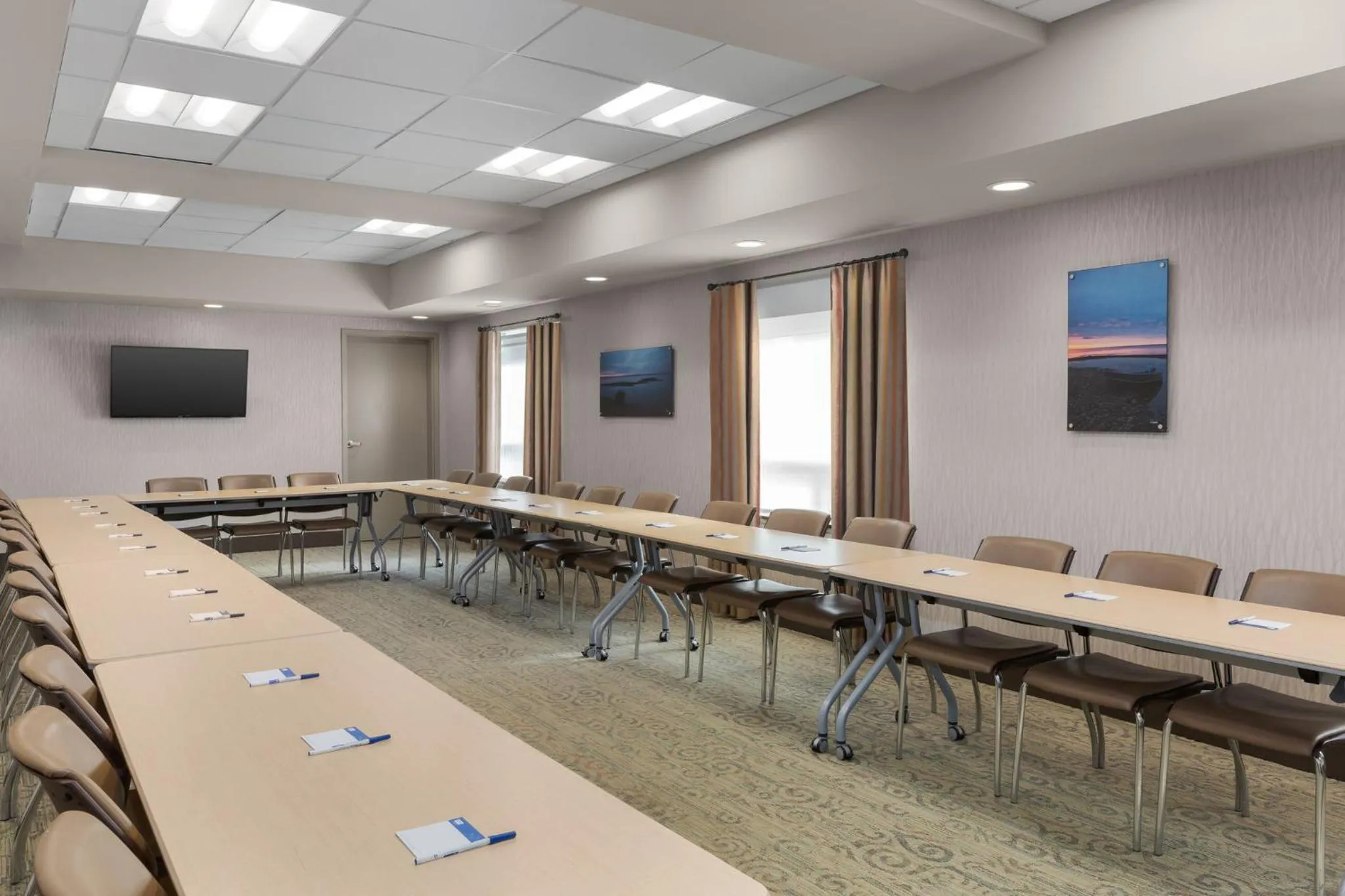 Meeting/conference room in Holiday Inn Express & Suites Cold Lake by IHG