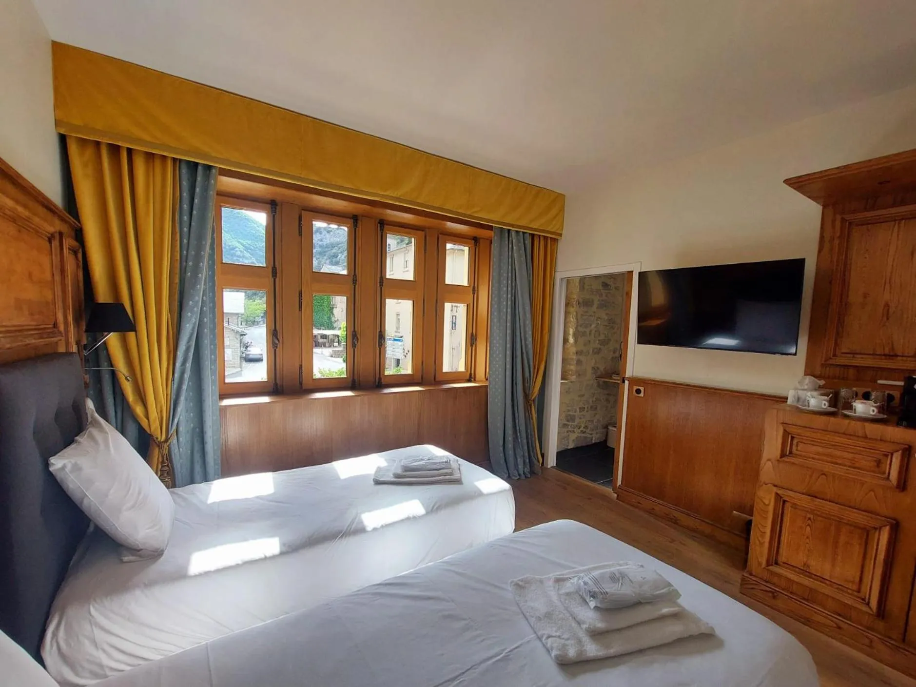 Superior Queen Room in Hôtel-Restaurant Le Manoir De Montesquiou