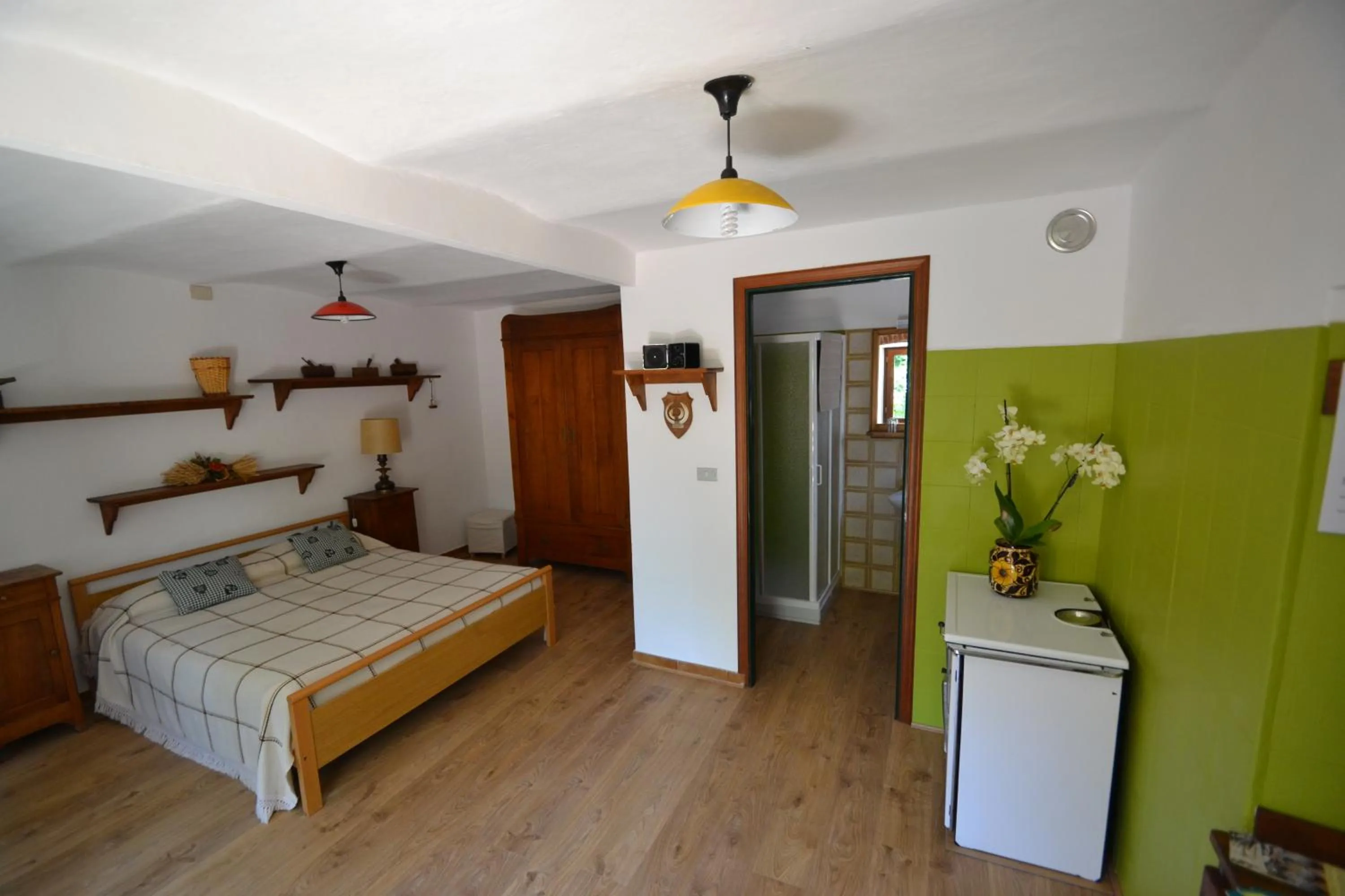 Photo of the whole room, Bed in B&B 'L Cumbalot