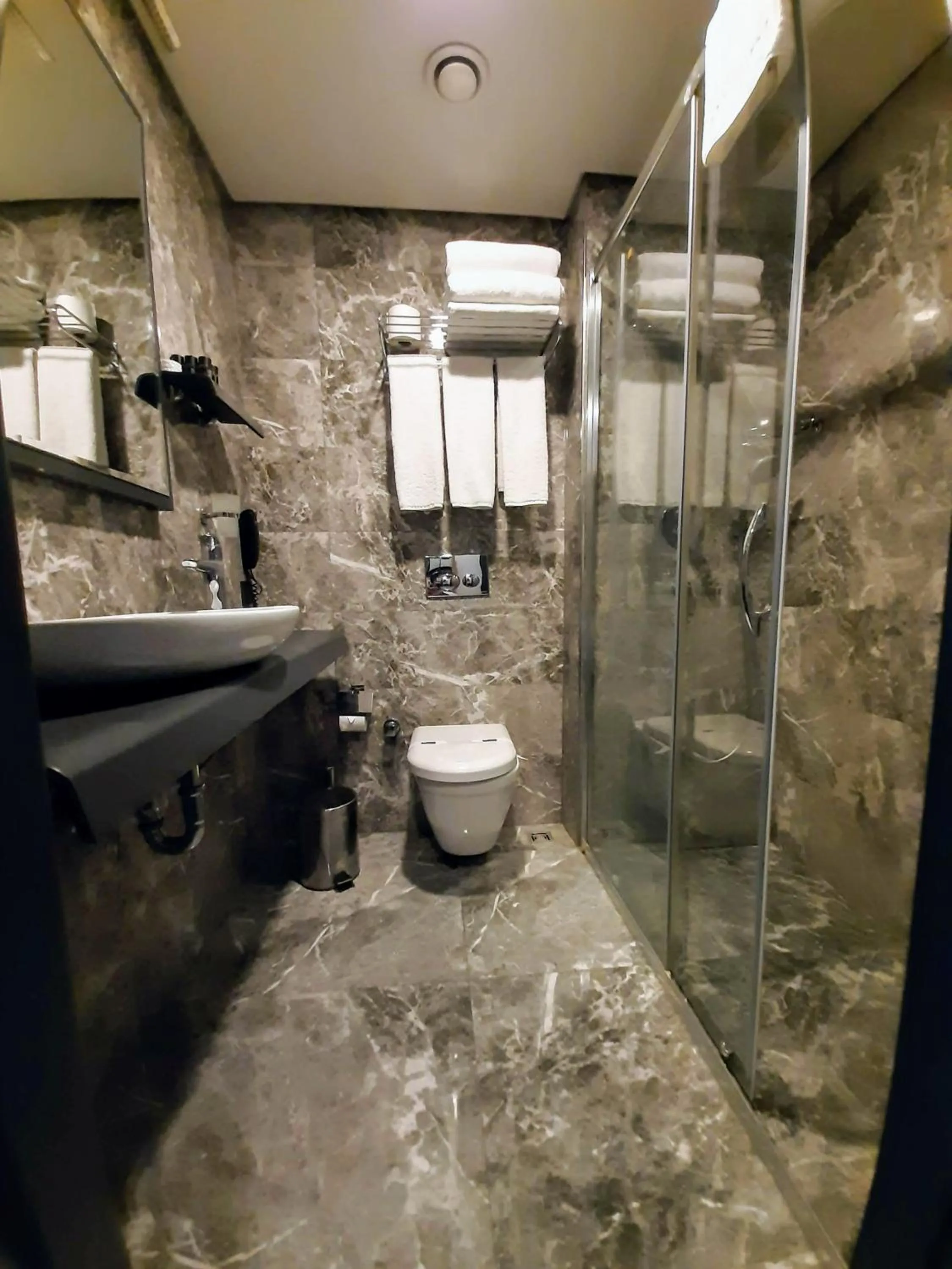 Bathroom in Sapko Airport Hotel